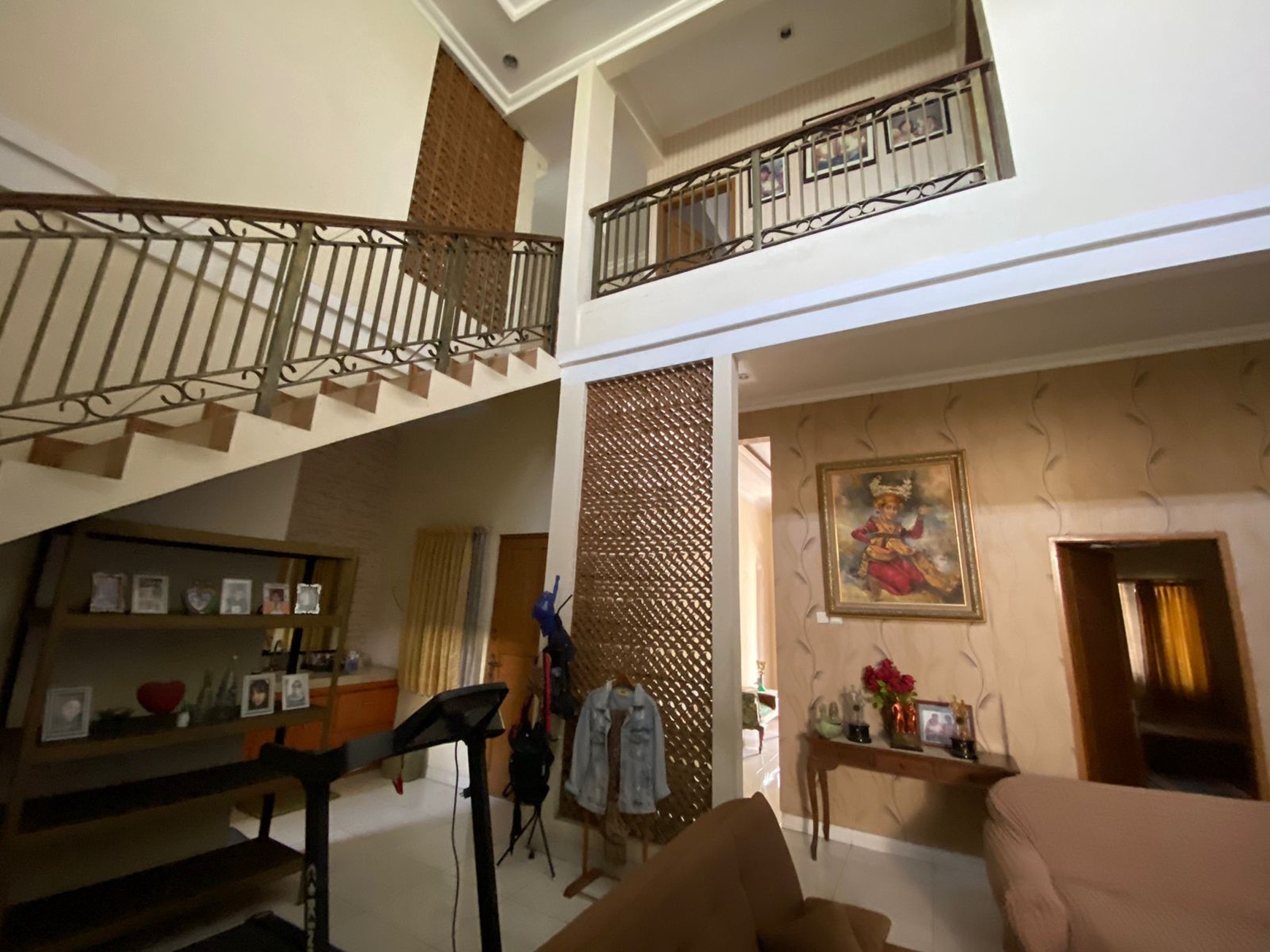 RUMAH HOMEY DAN ASRI 2 LANTAI DI PERUMAHAN TAMAN KENARI CIBUBUR