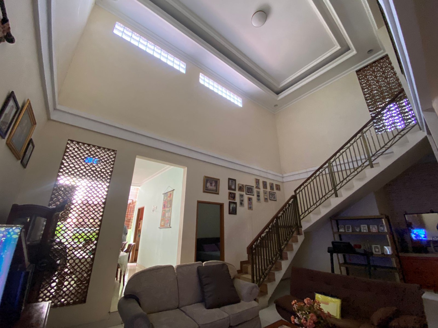 RUMAH HOMEY DAN ASRI 2 LANTAI DI PERUMAHAN TAMAN KENARI CIBUBUR