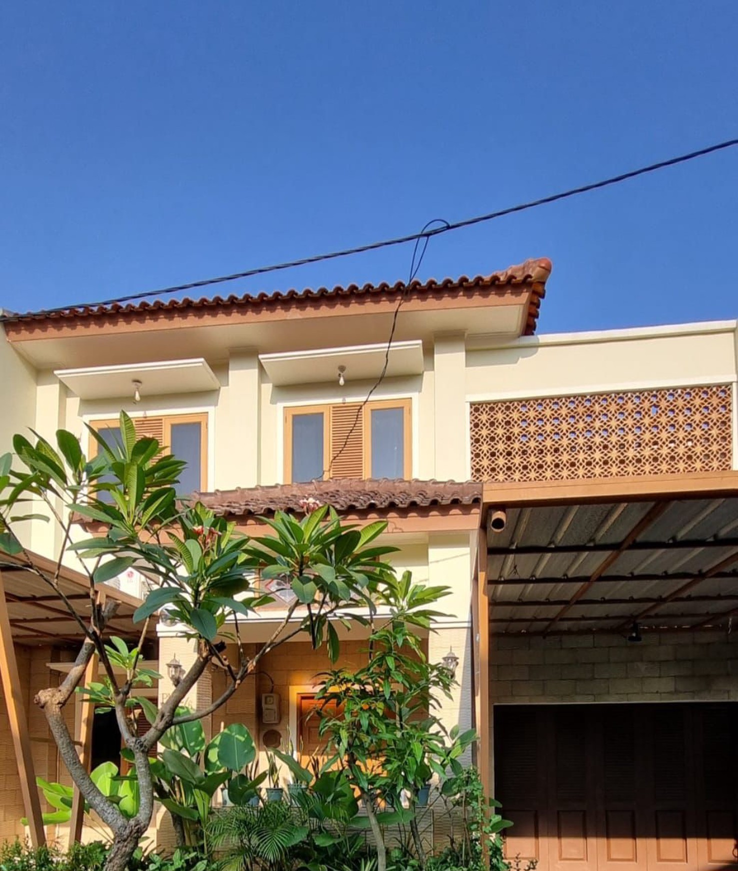 RUMAH HOMEY DAN ASRI 2 LANTAI DI PERUMAHAN TAMAN KENARI CIBUBUR