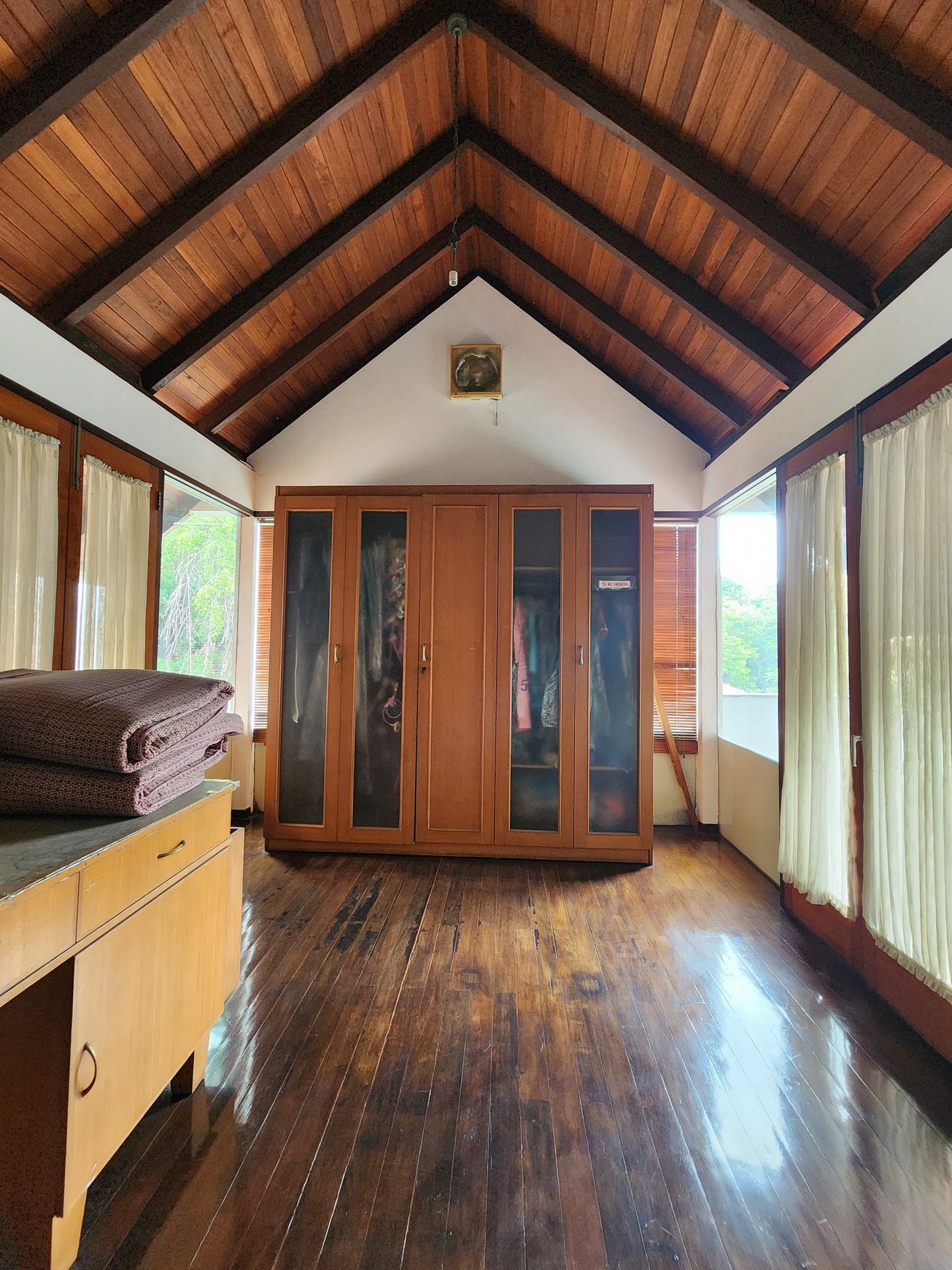 Rumah Nuansa Etnik Halaman Luas di Cipete Siap Huni