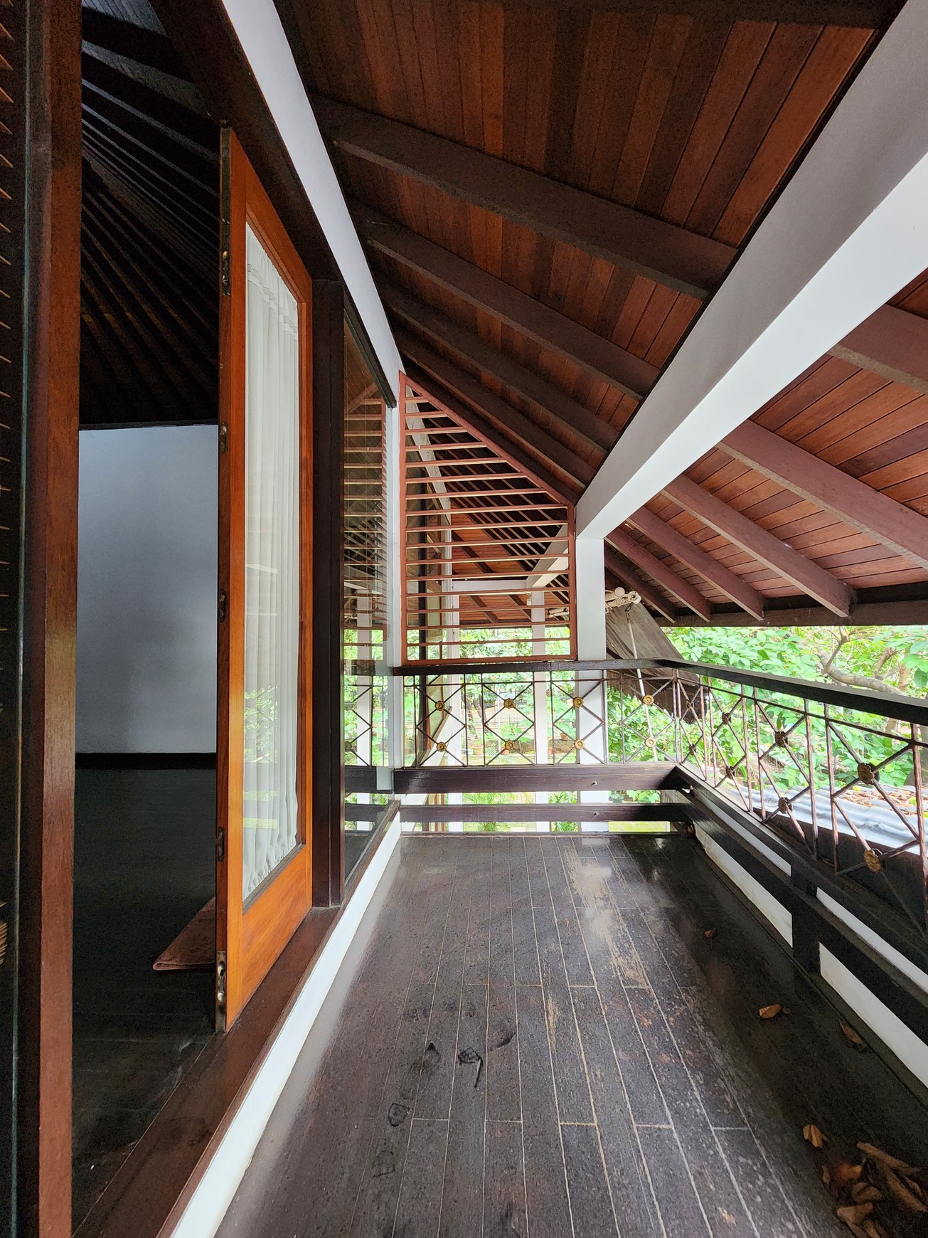 Rumah Nuansa Etnik Halaman Luas di Cipete Siap Huni