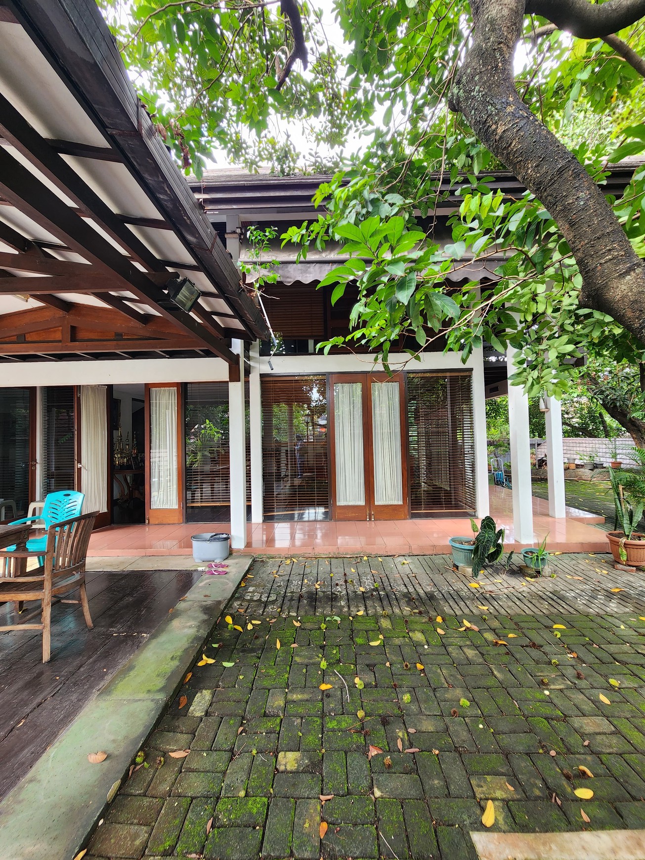 Rumah Nuansa Etnik Halaman Luas di Cipete Siap Huni