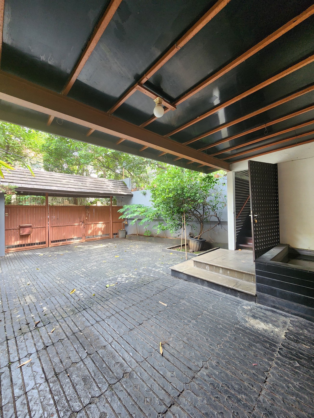 Rumah Nuansa Etnik Halaman Luas di Cipete Siap Huni