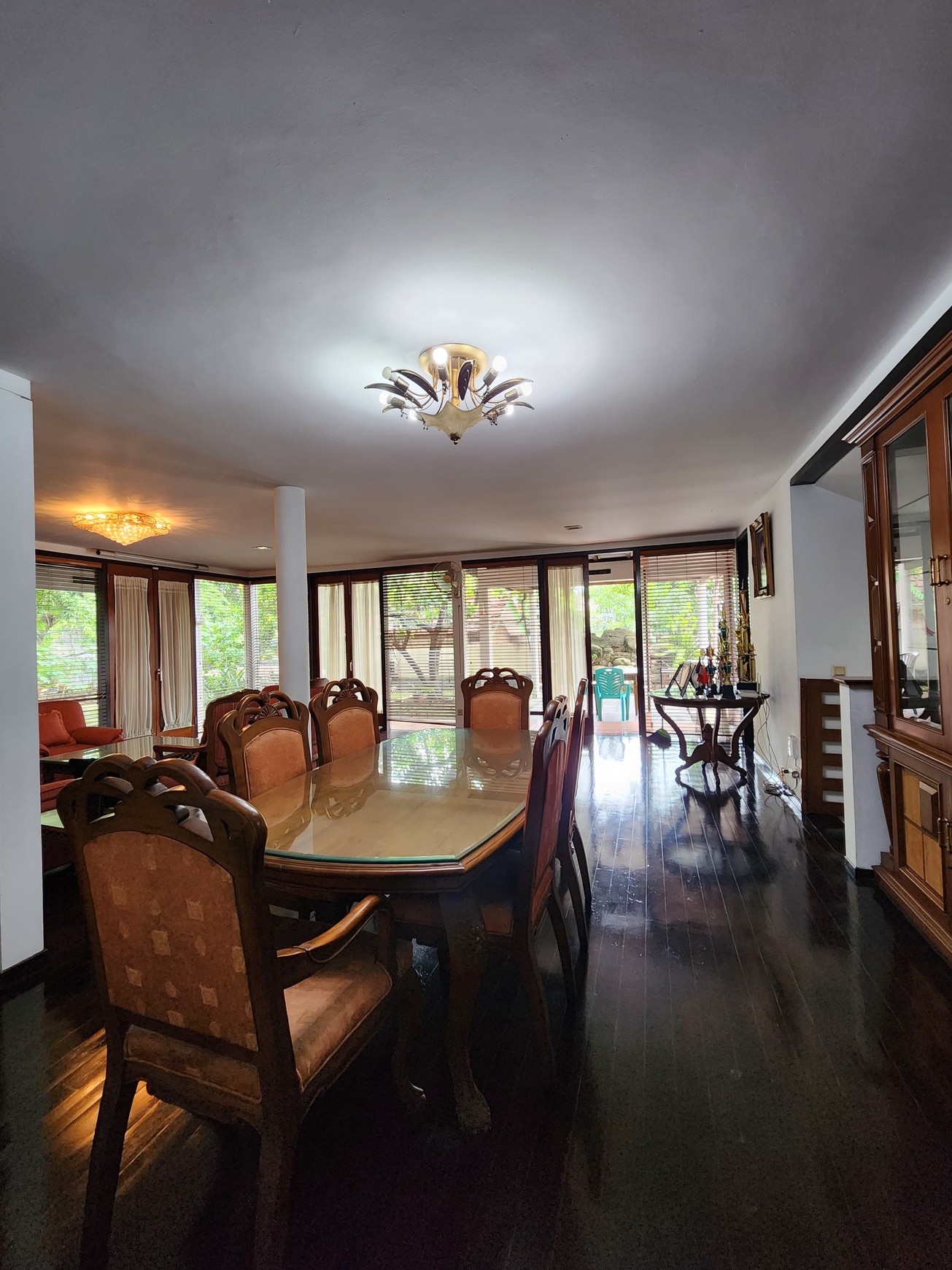 Rumah Nuansa Etnik Halaman Luas di Cipete Siap Huni