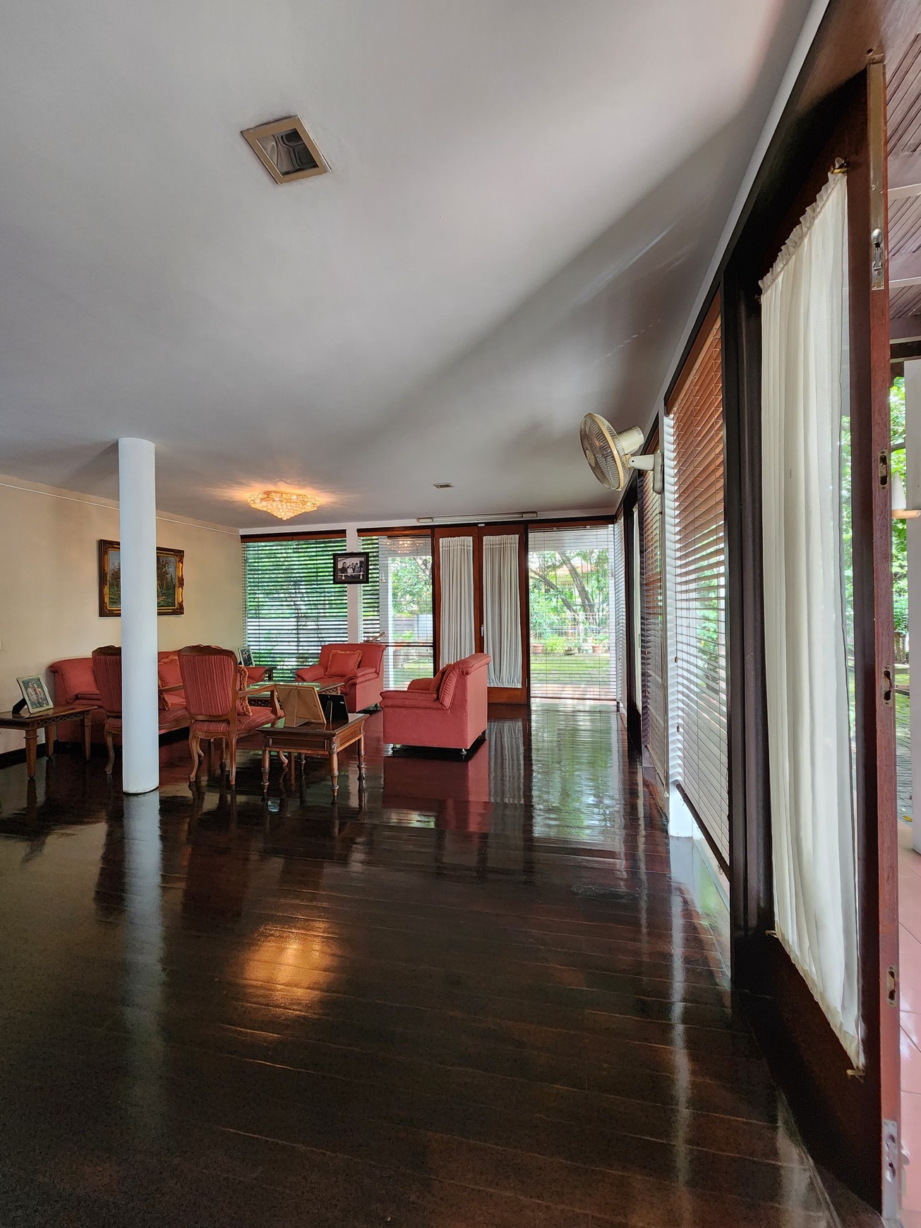 Rumah Nuansa Etnik Halaman Luas di Cipete Siap Huni