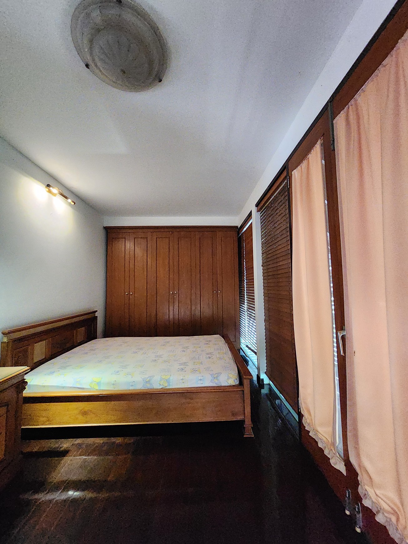 Rumah Nuansa Etnik Halaman Luas di Cipete Siap Huni