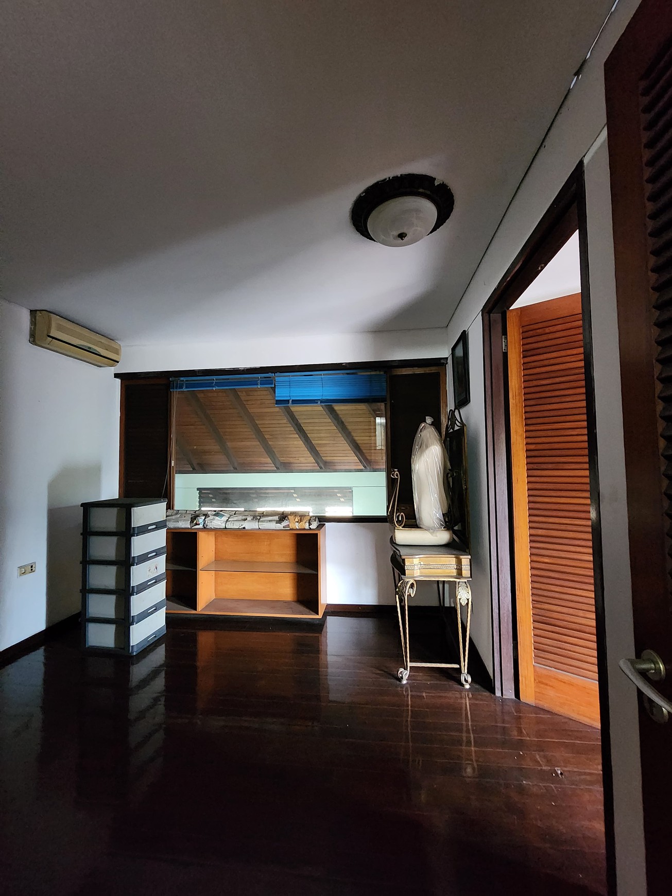 Rumah Nuansa Etnik Halaman Luas di Cipete Siap Huni