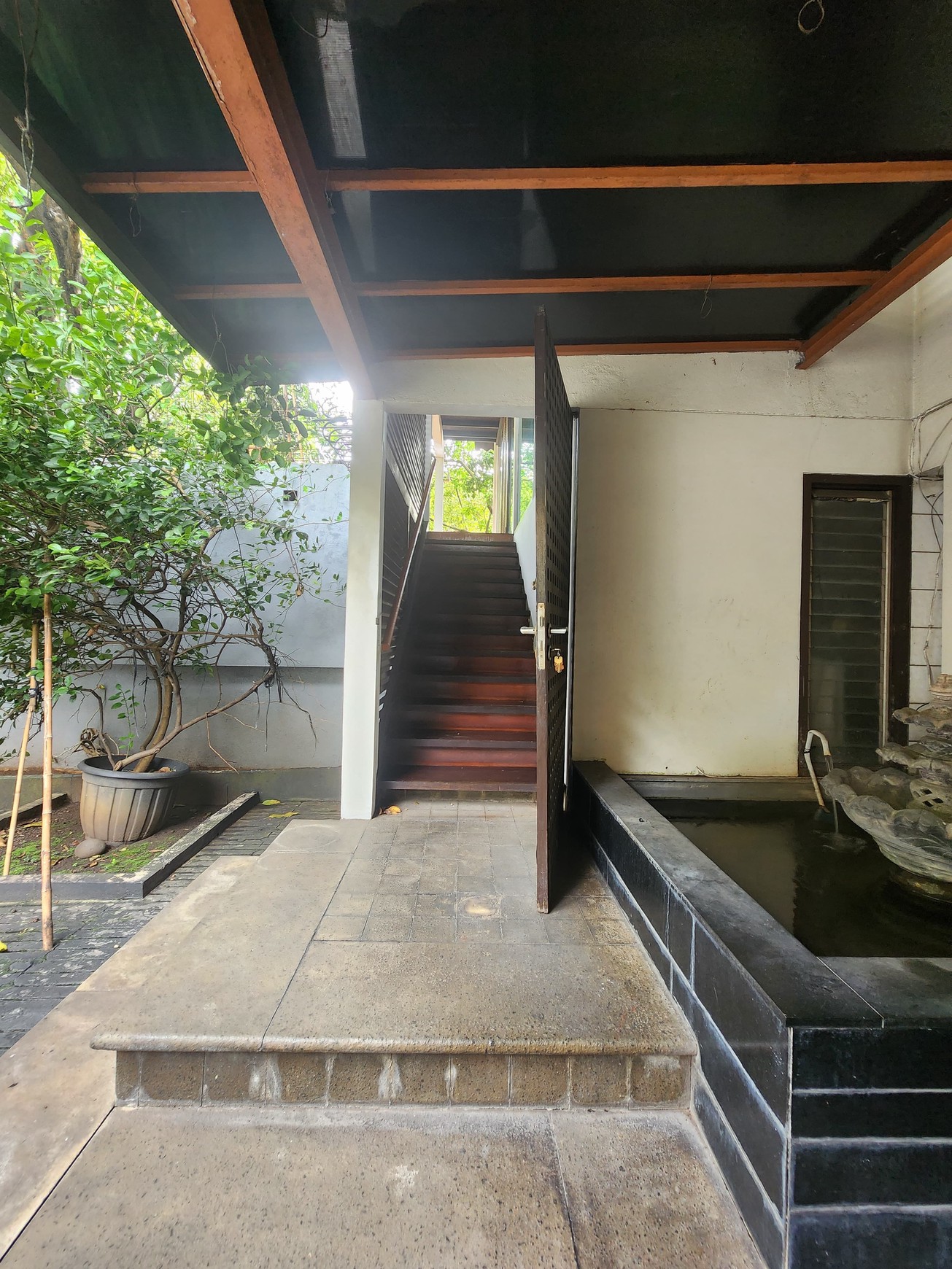 Rumah Nuansa Etnik Halaman Luas di Cipete Siap Huni