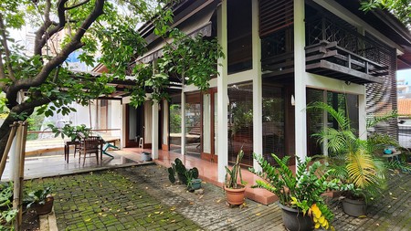Rumah Nuansa Etnik Halaman Luas di Cipete Siap Huni