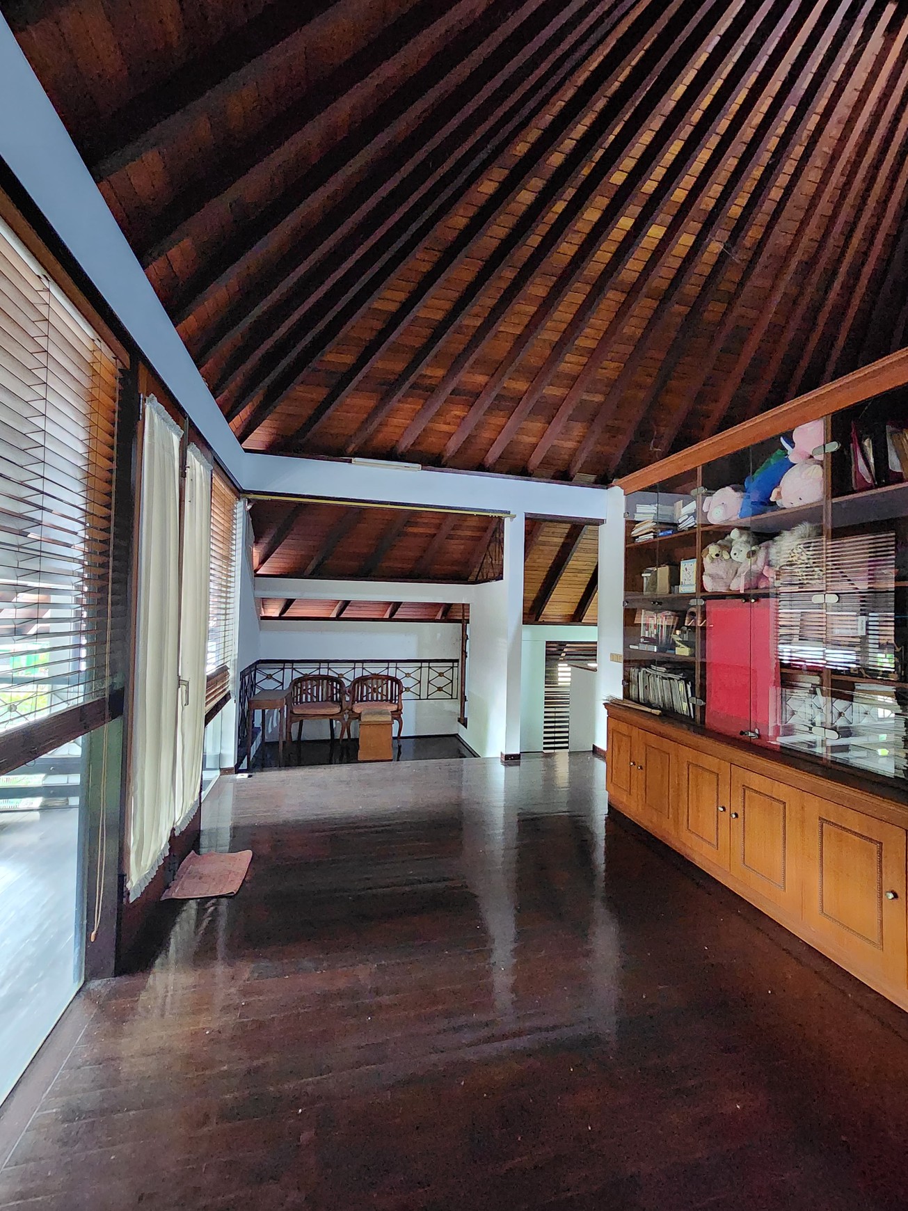 Rumah Nuansa Etnik Halaman Luas di Cipete Siap Huni