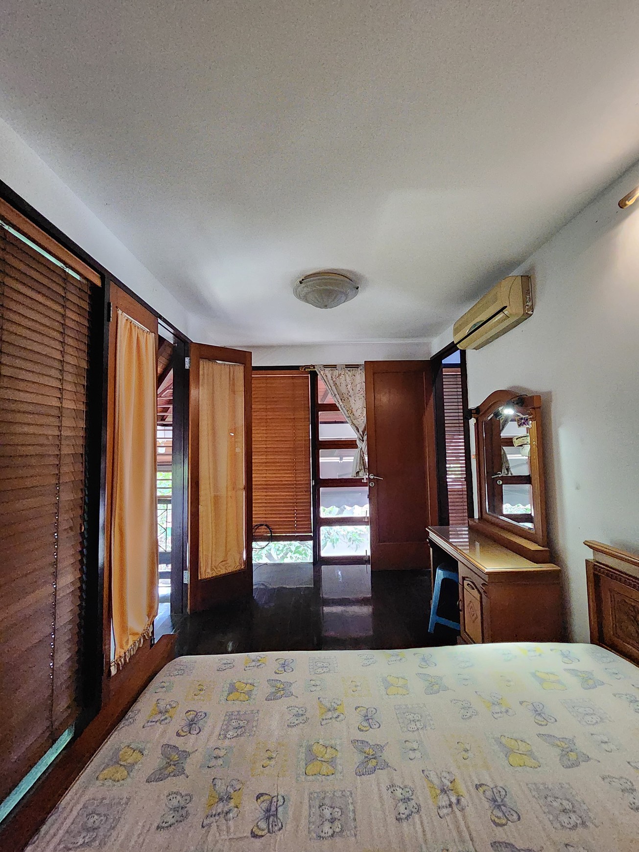 Rumah Nuansa Etnik Halaman Luas di Cipete Siap Huni