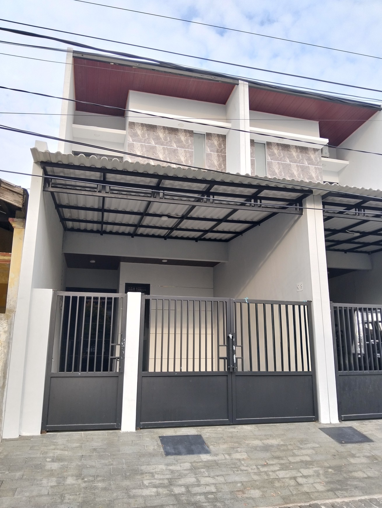 DIJUAL RUMAH SEMOLOWARU TENGAH