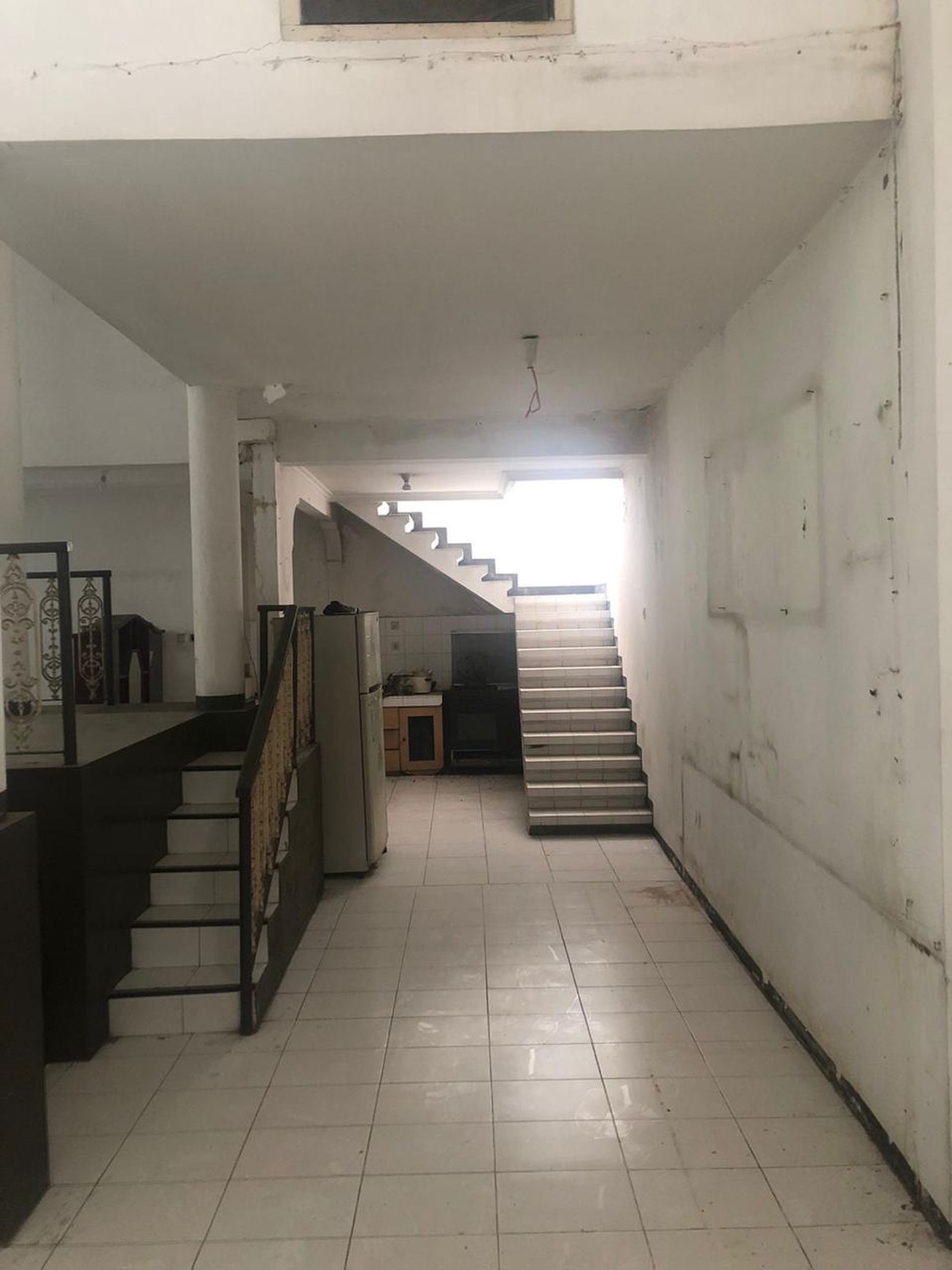 Rumah Lama Luas Rungkut Dekat Ubaya | Siap Renovasi, 4 BR, Hadap Utara, SHM