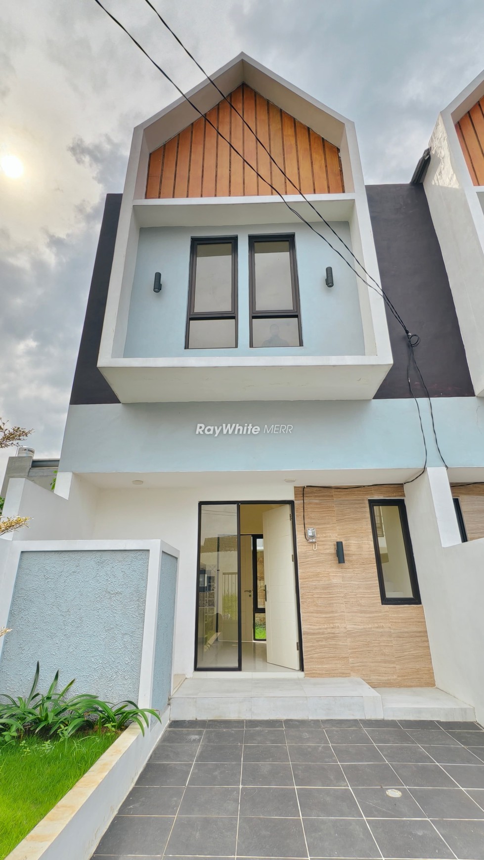 Rumah Murah 2 Lantai Dekat UPN Surabaya, Hadap Selatan!
