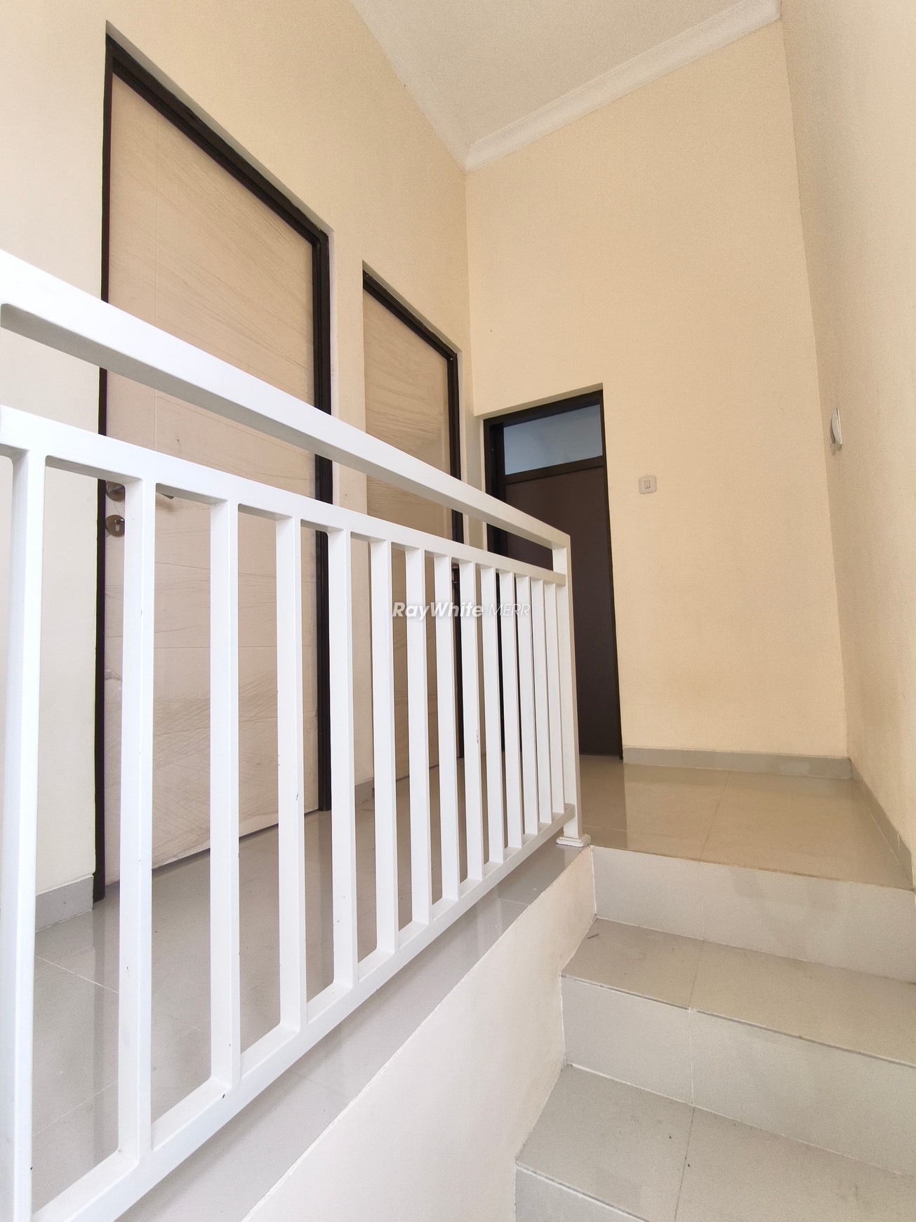Rumah Murah 2 Lantai Dekat UPN Surabaya, Hadap Selatan!