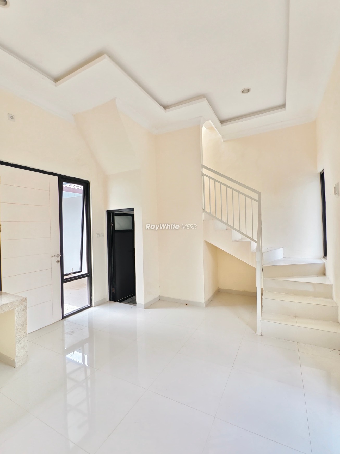 Rumah Murah 2 Lantai Dekat UPN Surabaya, Hadap Selatan!