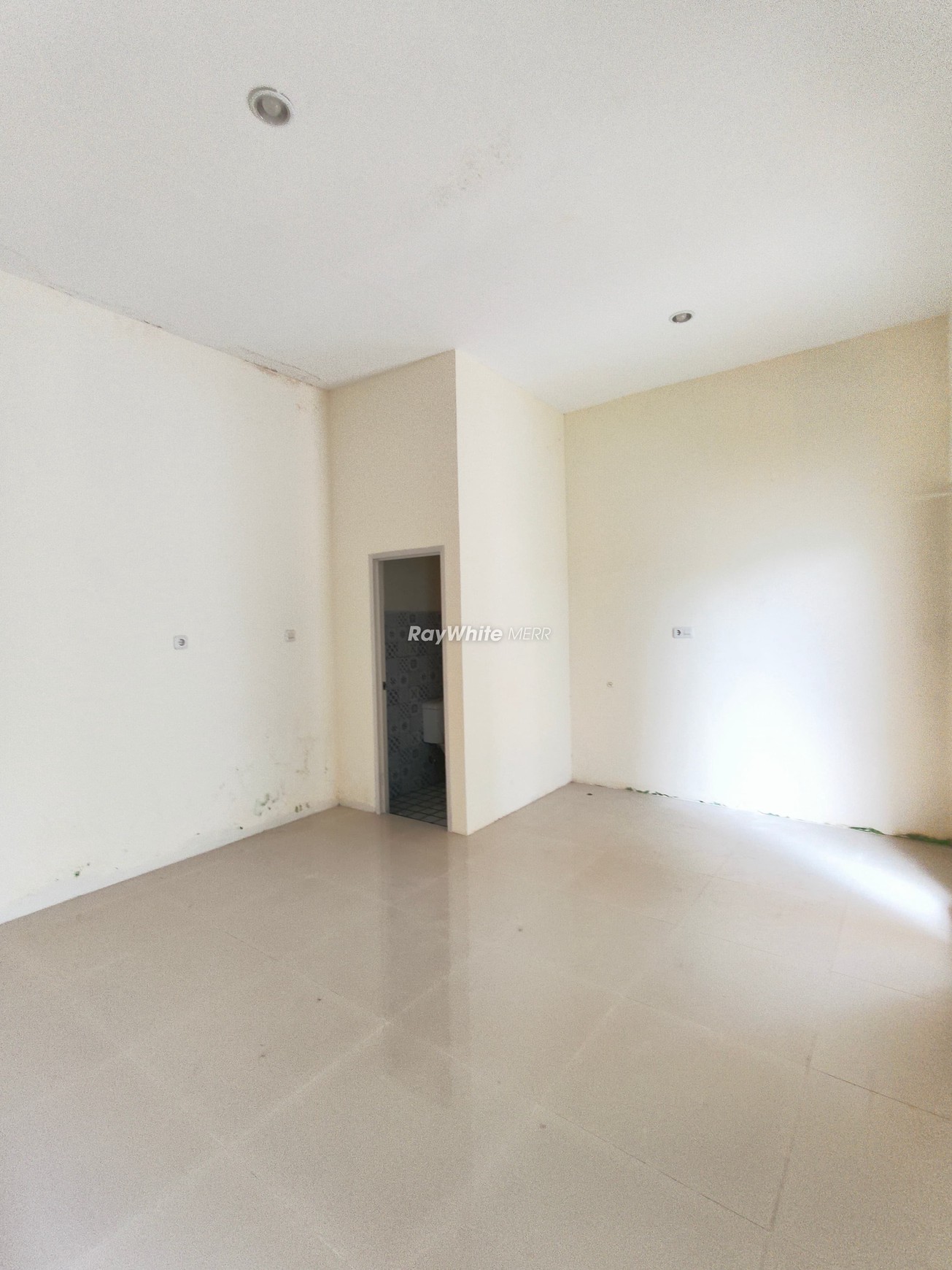 Rumah Murah 2 Lantai Dekat UPN Surabaya, Hadap Selatan!