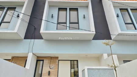 Rumah Murah 2 Lantai Dekat UPN Surabaya, Hadap Selatan!