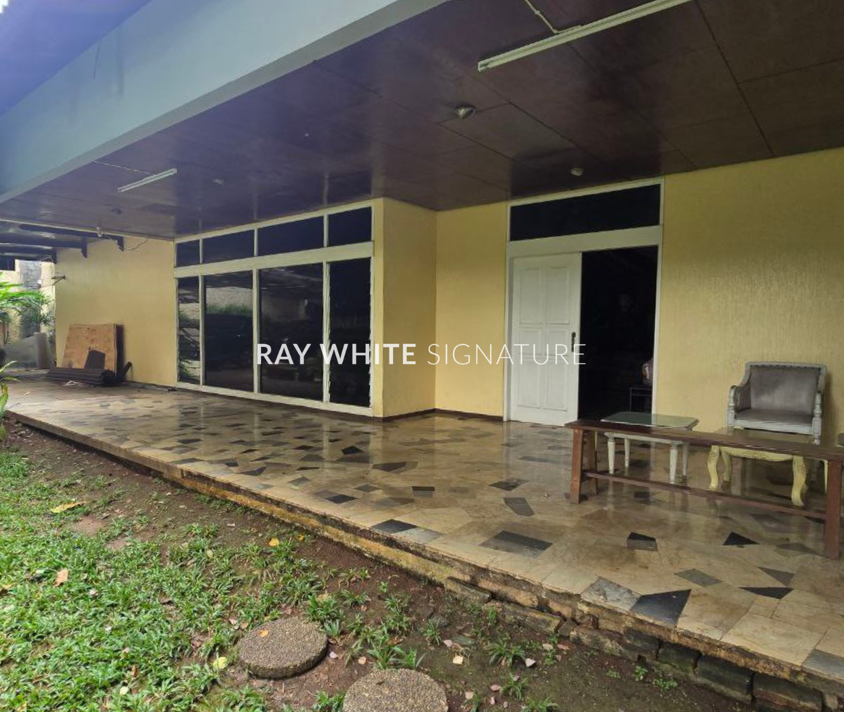 Dijual Rumah lama Depan Taman Area Prime di Kebayoran Baru