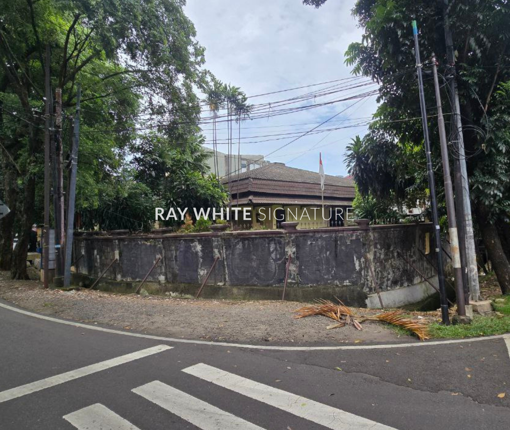 Dijual Rumah lama Depan Taman Area Prime di Kebayoran Baru