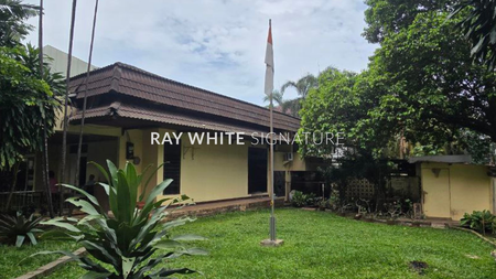 Dijual Rumah lama Depan Taman Area Prime di Kebayoran Baru