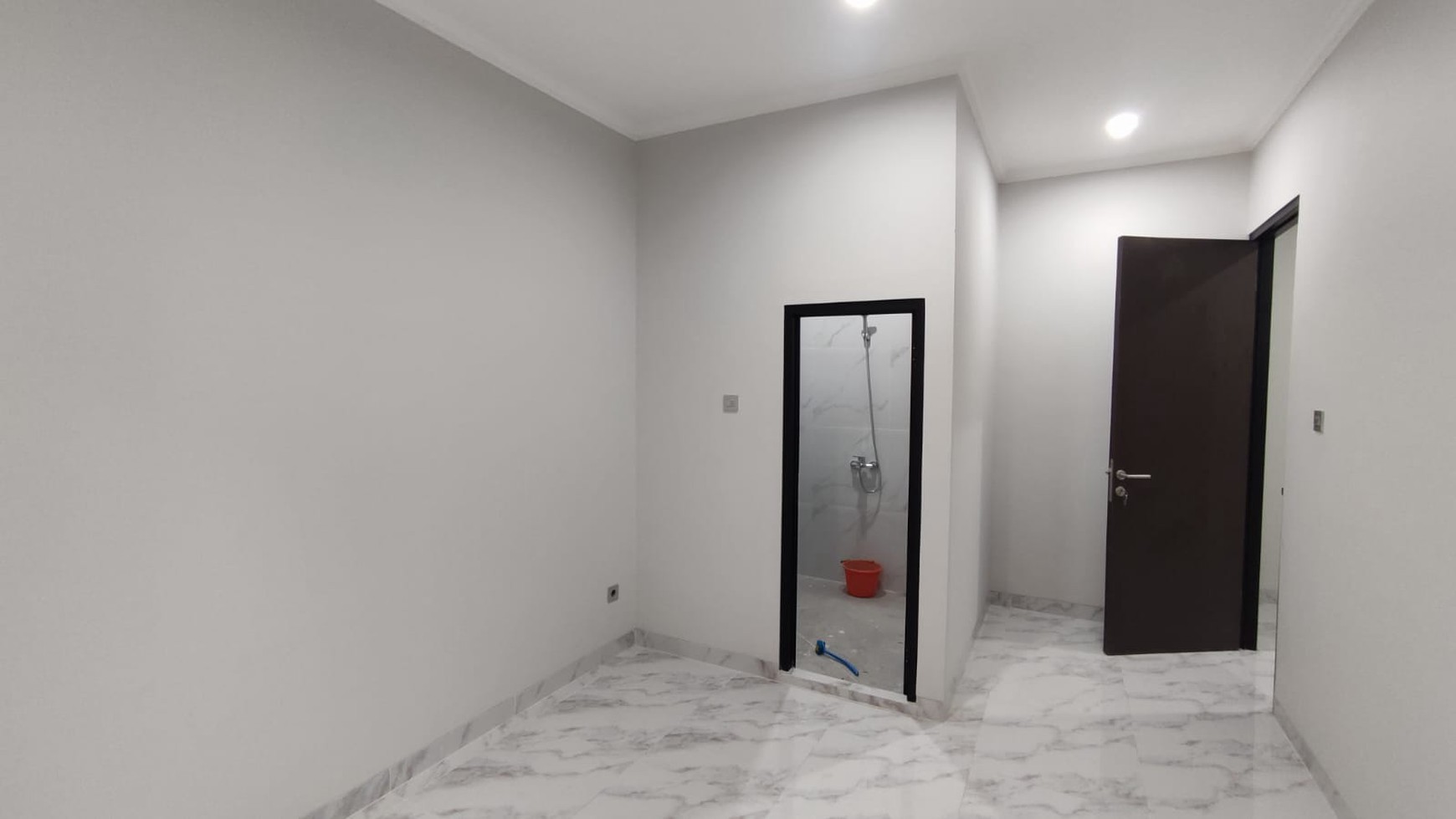 Rumah di Hoek Brand New, Di Jurang Mangu