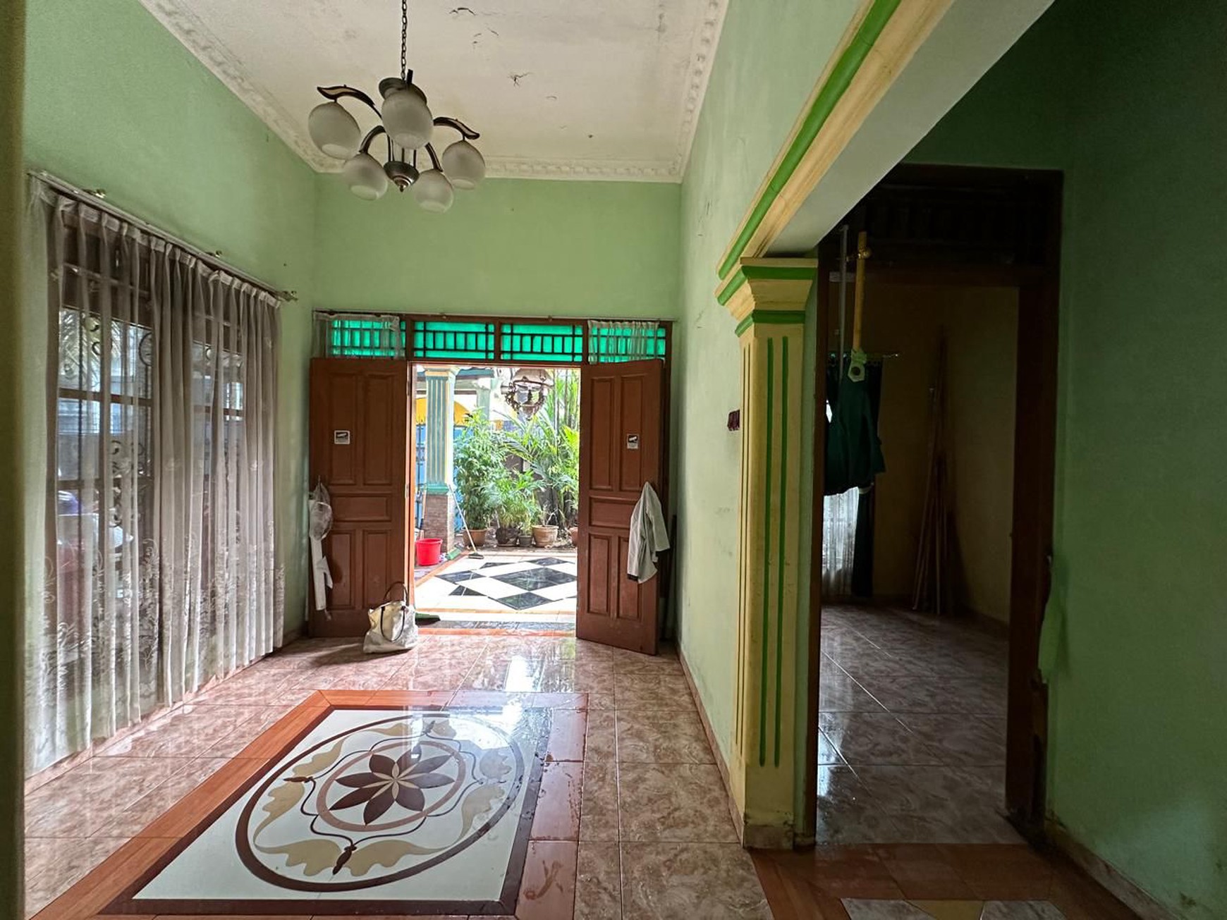 Rumah 2 Lantai, Luas, Bebas banjir, Lokasi strategis di Jagakarsa