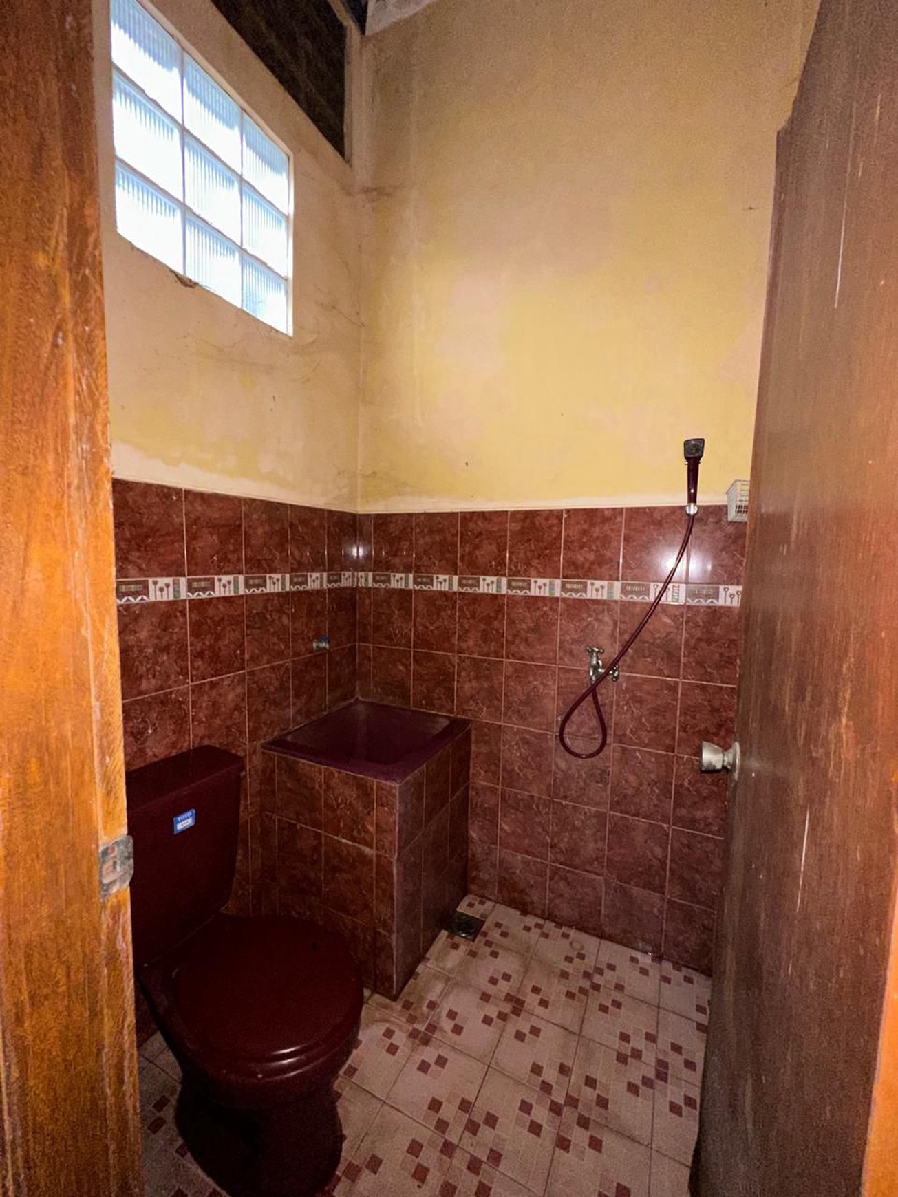 Rumah 2 Lantai, Luas, Bebas banjir, Lokasi strategis di Jagakarsa