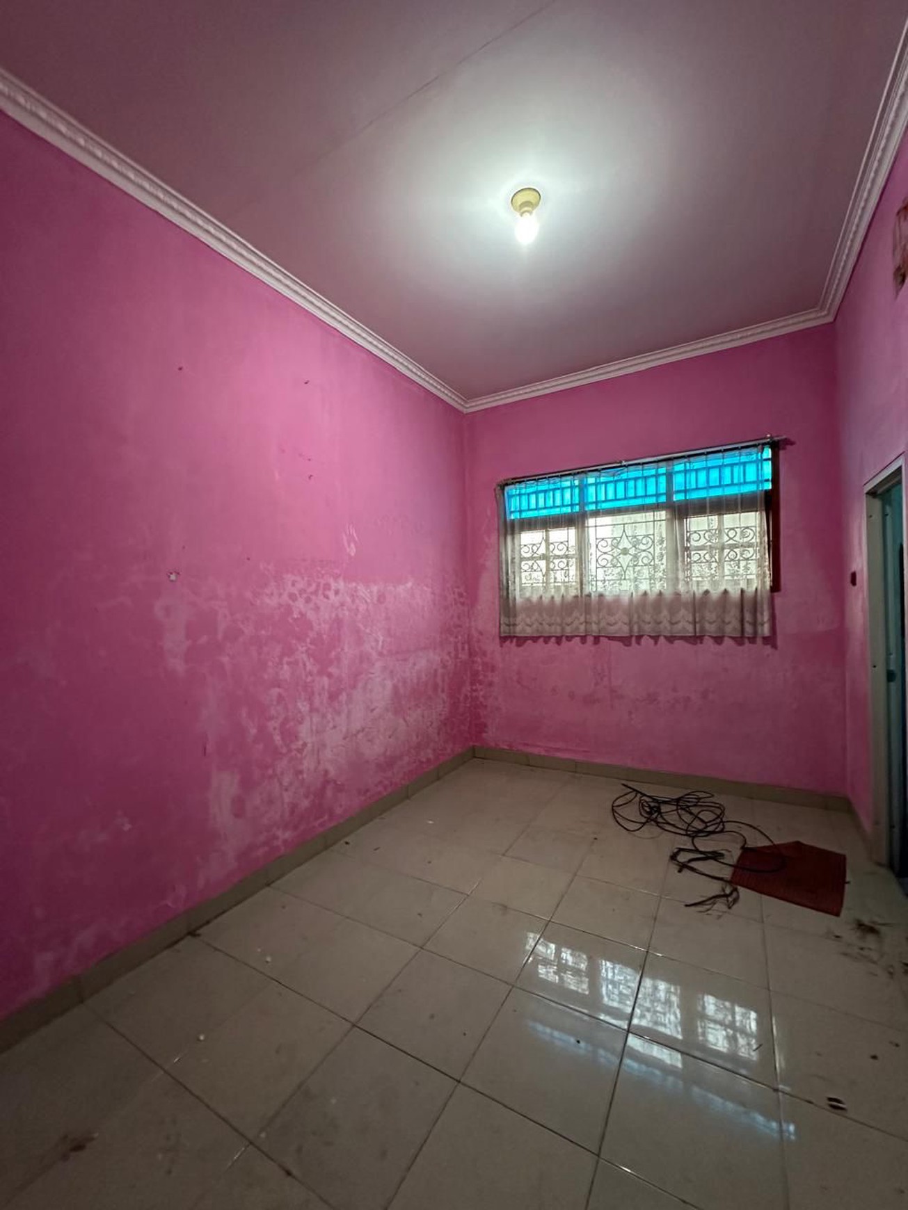 Rumah 2 Lantai, Luas, Bebas banjir, Lokasi strategis di Jagakarsa