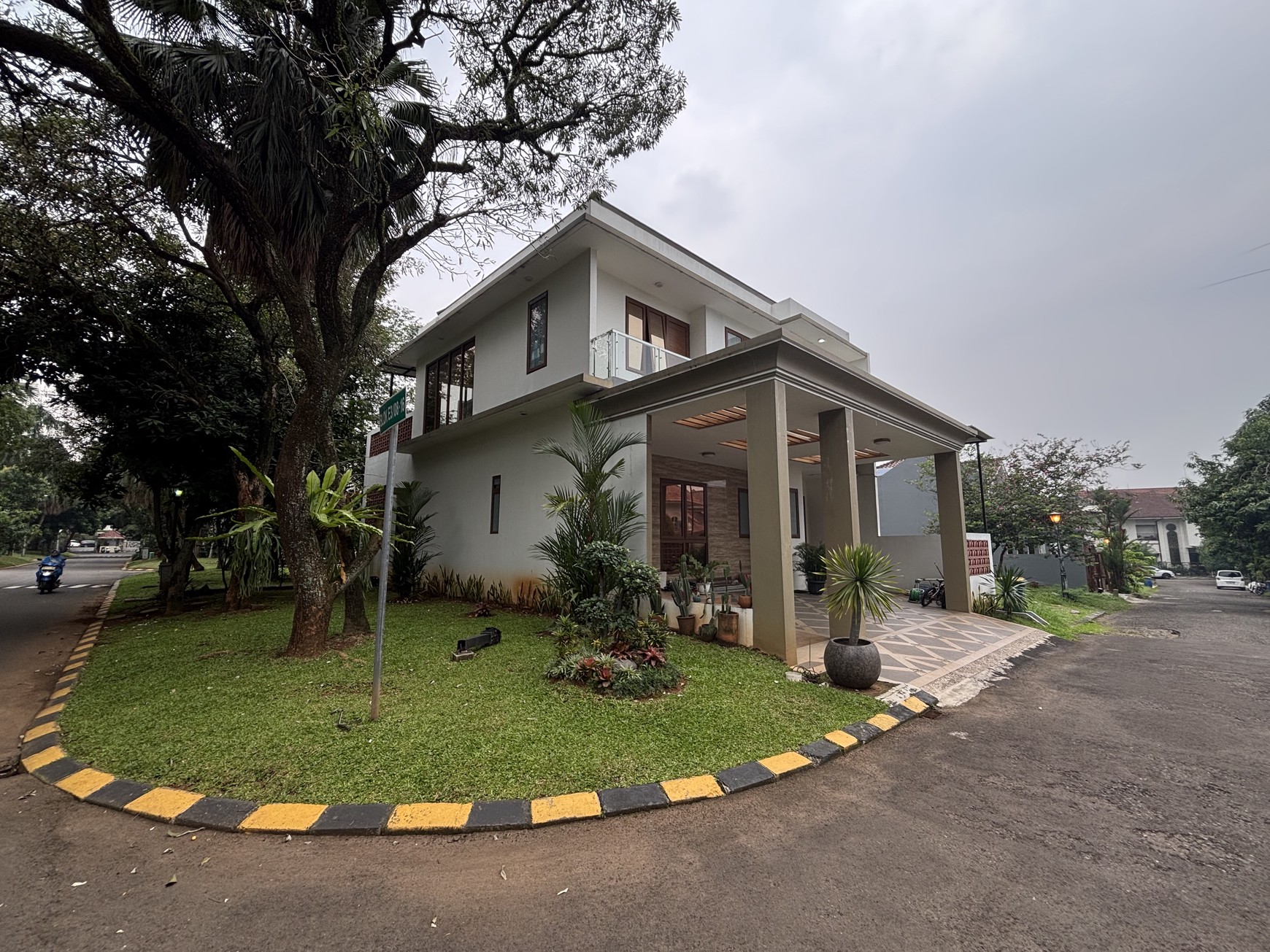 Rumah 2.5 Lantai Hoek Nyaman di CITRA GRAN CIBUBUR