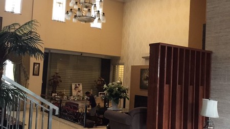 Di sewakan Rumah Mewah,Bagus sekali,halaman luas di Bintaro Jaya Sektor 2