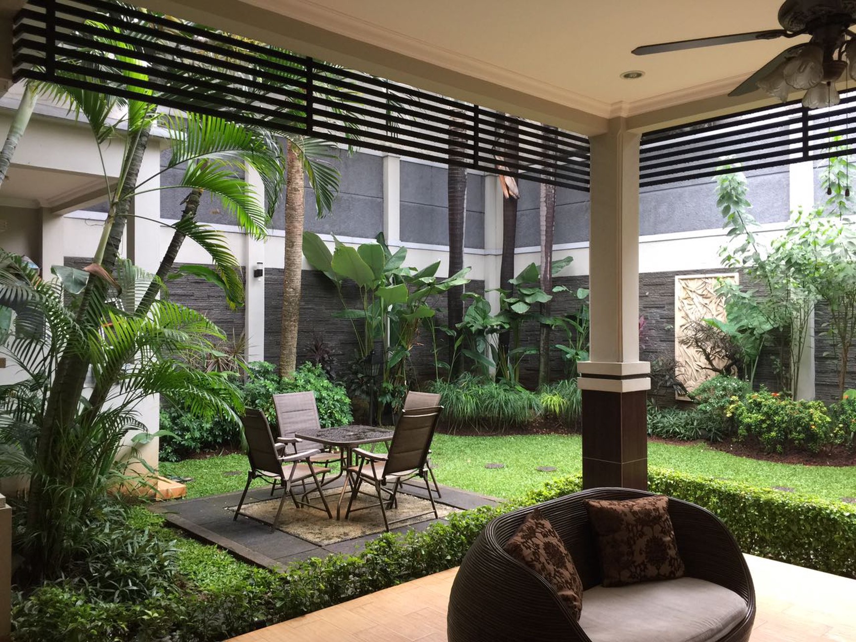 Di sewakan Rumah Mewah,Bagus sekali,halaman luas di Bintaro Jaya Sektor 2