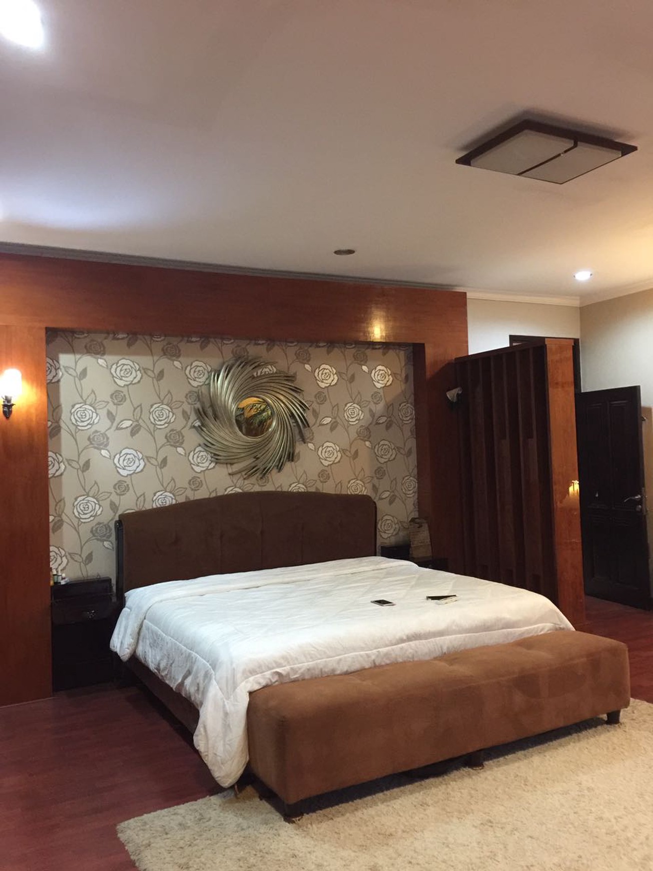 Di sewakan Rumah Mewah,Bagus sekali,halaman luas di Bintaro Jaya Sektor 2