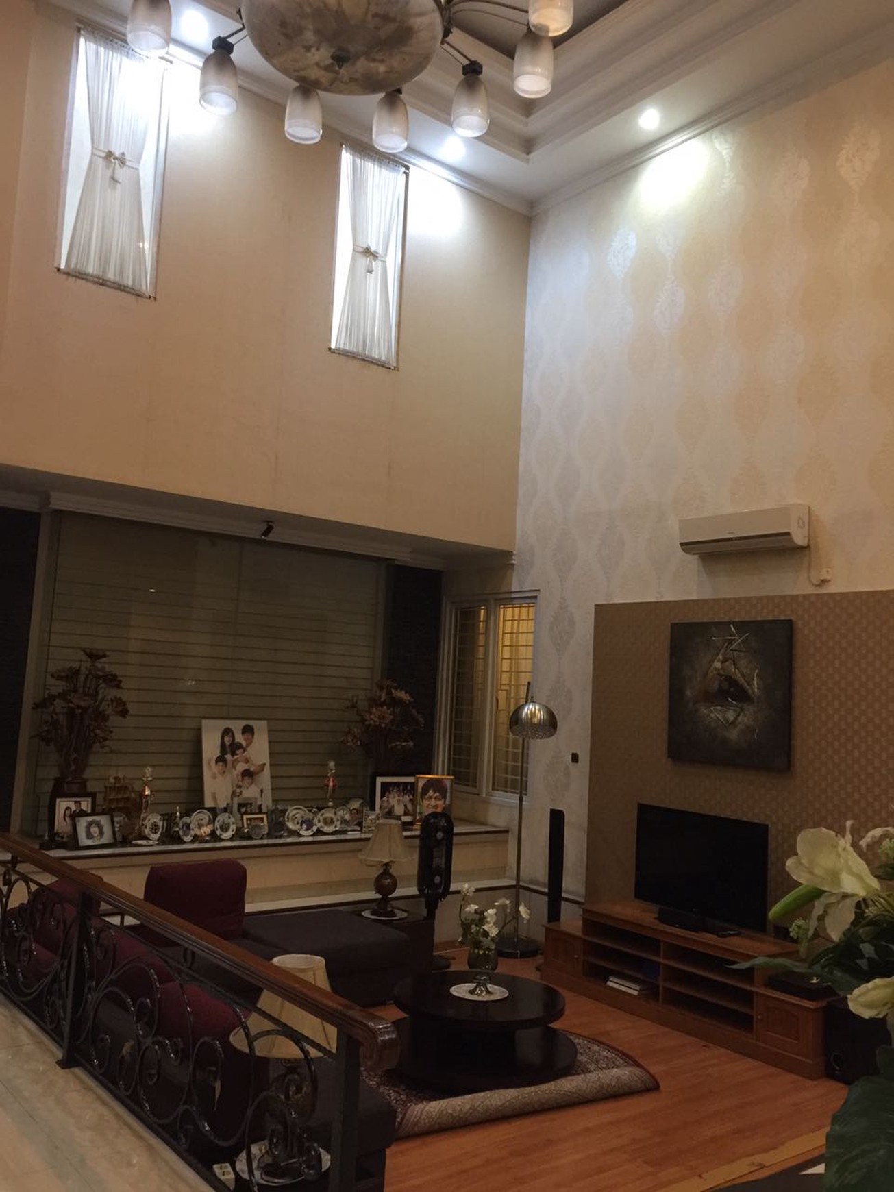 Di sewakan Rumah Mewah,Bagus sekali,halaman luas di Bintaro Jaya Sektor 2