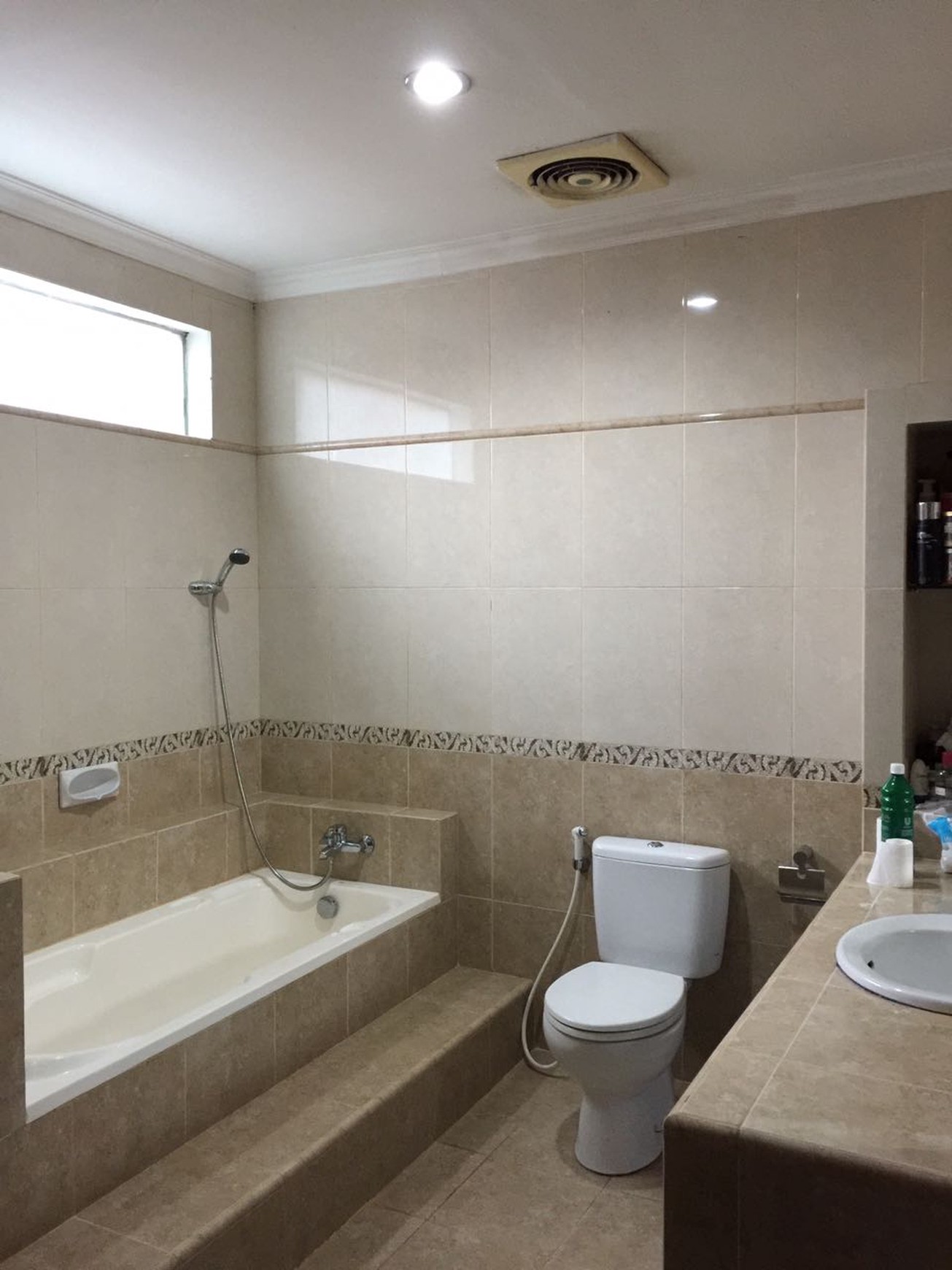 Di sewakan Rumah Mewah,Bagus sekali,halaman luas di Bintaro Jaya Sektor 2