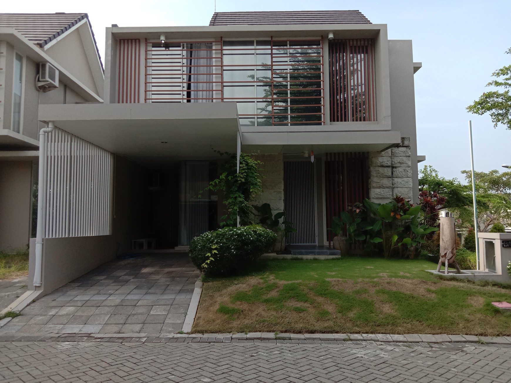 RUMAH SEMI FURNISH, DESAIN MINIMALIS DALAM PERUMAHAN PREMIUM CITRA GRAND MUTIARA