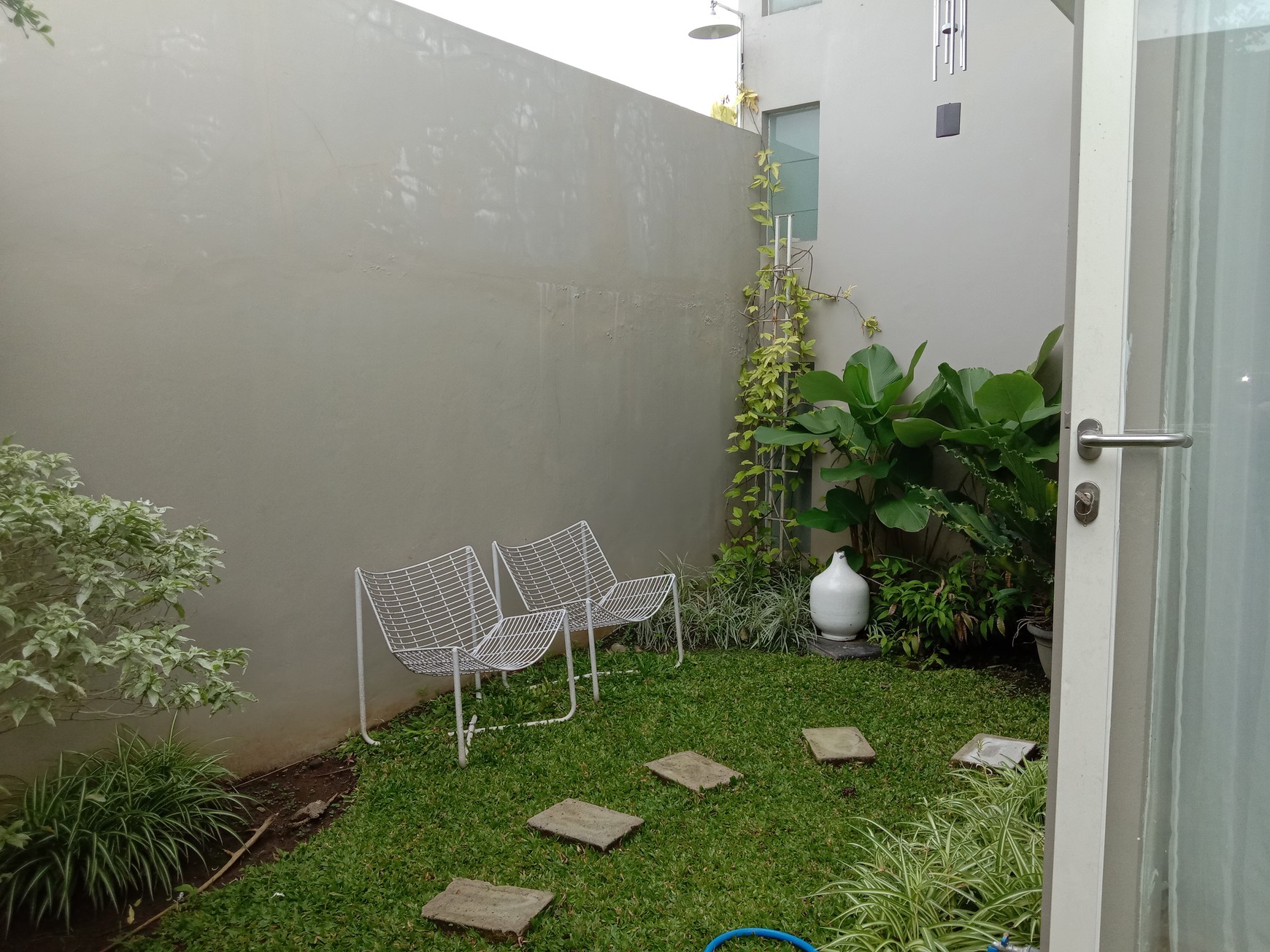 RUMAH SEMI FURNISH, DESAIN MINIMALIS DALAM PERUMAHAN PREMIUM CITRA GRAND MUTIARA
