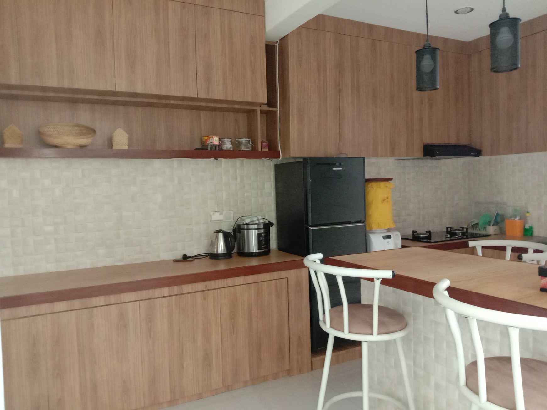RUMAH SEMI FURNISH, DESAIN MINIMALIS DALAM PERUMAHAN PREMIUM CITRA GRAND MUTIARA