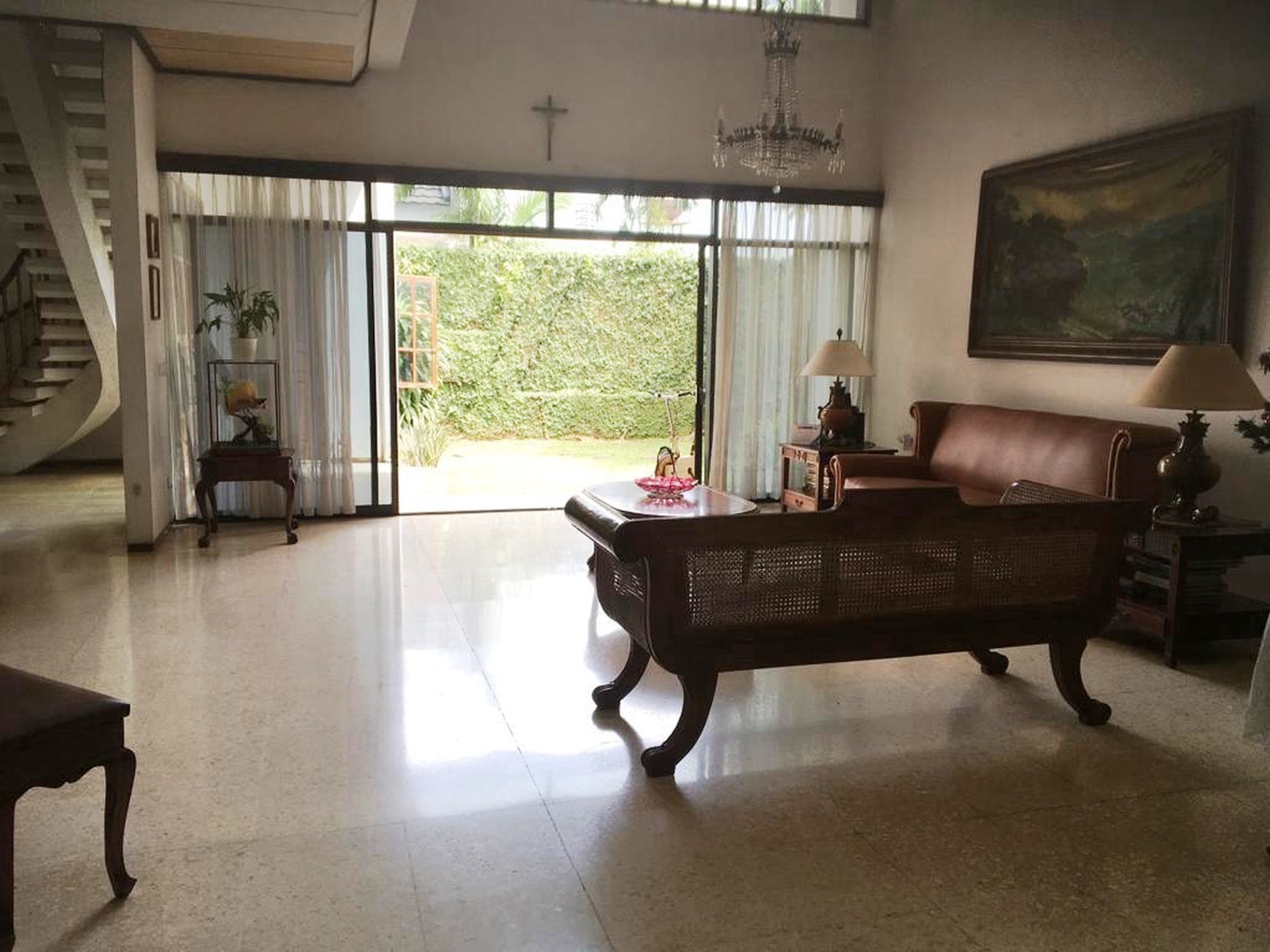 Flash Sale. Rumah luas posisi hoek di Cinere Estate, Depok