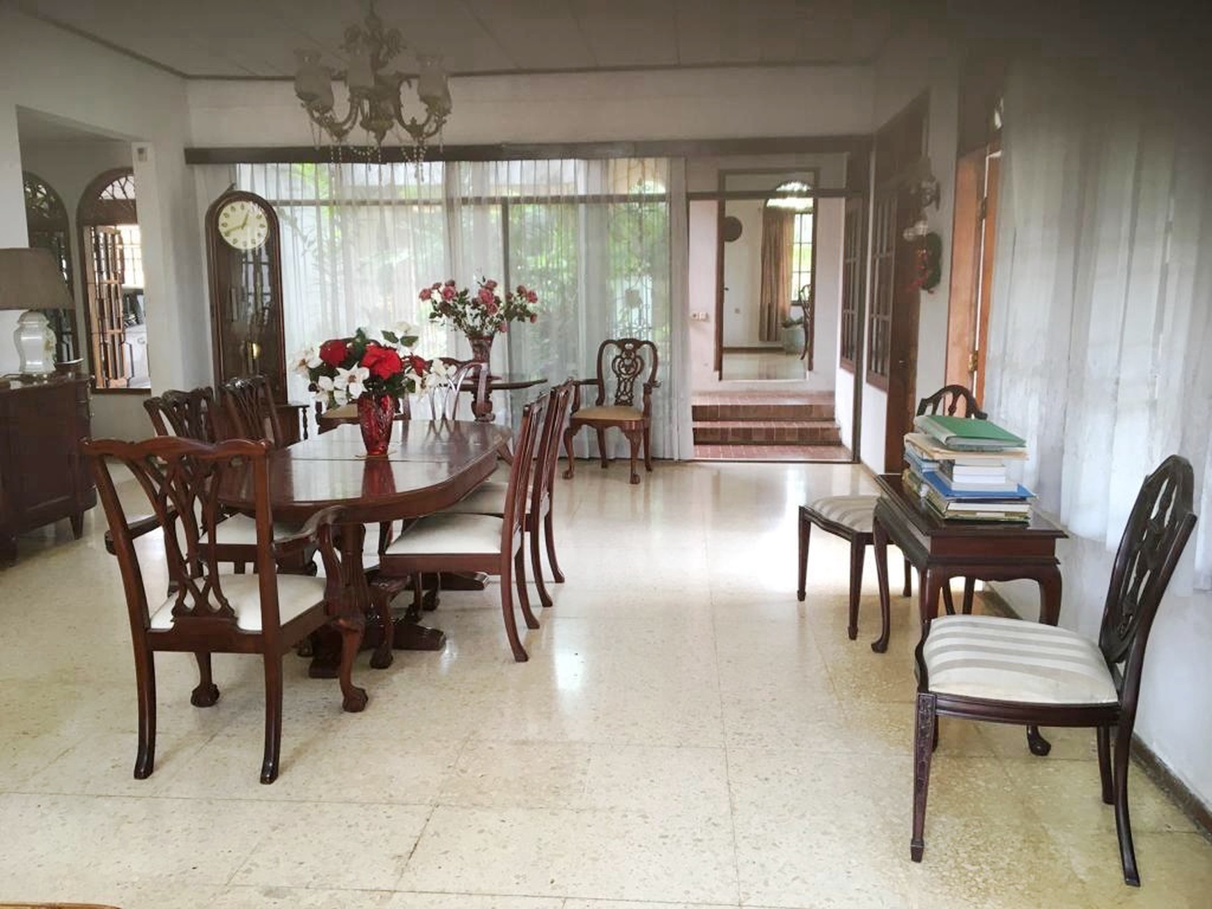 Flash Sale. Rumah luas posisi hoek di Cinere Estate, Depok
