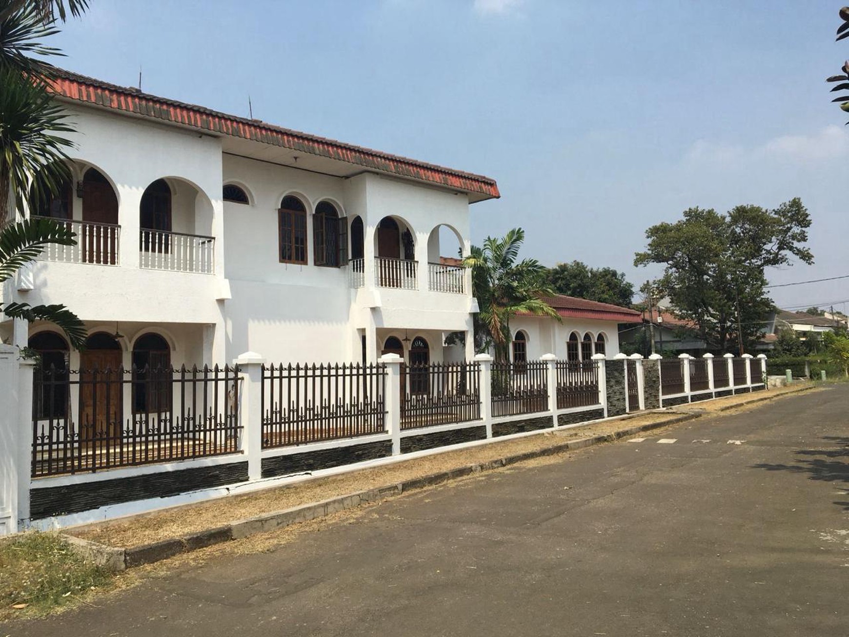 Flash Sale. Rumah luas posisi hoek di Cinere Estate, Depok