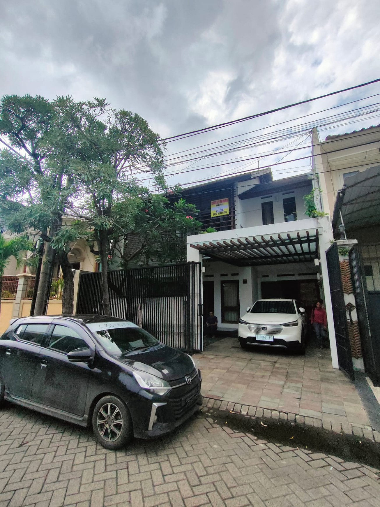 DIJUAL RUMAH MODERN FULL AC 2 LANTAI DI SURABAYA TIMUR !