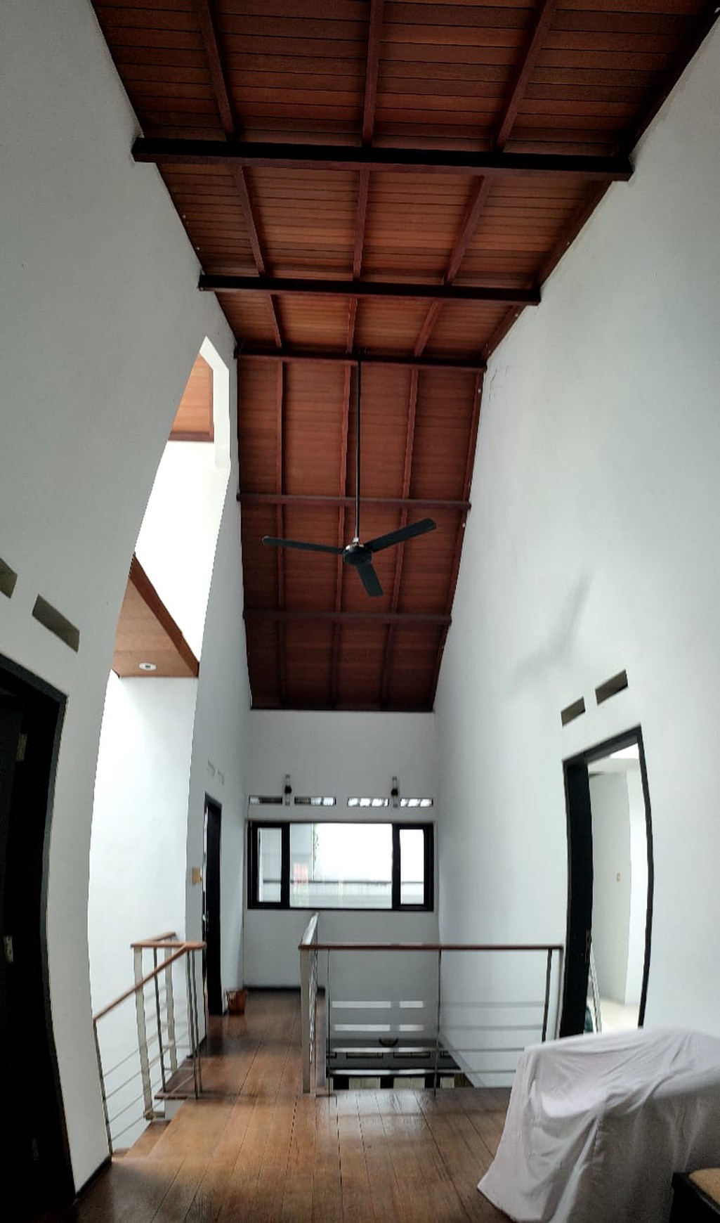 DIJUAL RUMAH MODERN FULL AC 2 LANTAI DI SURABAYA TIMUR !