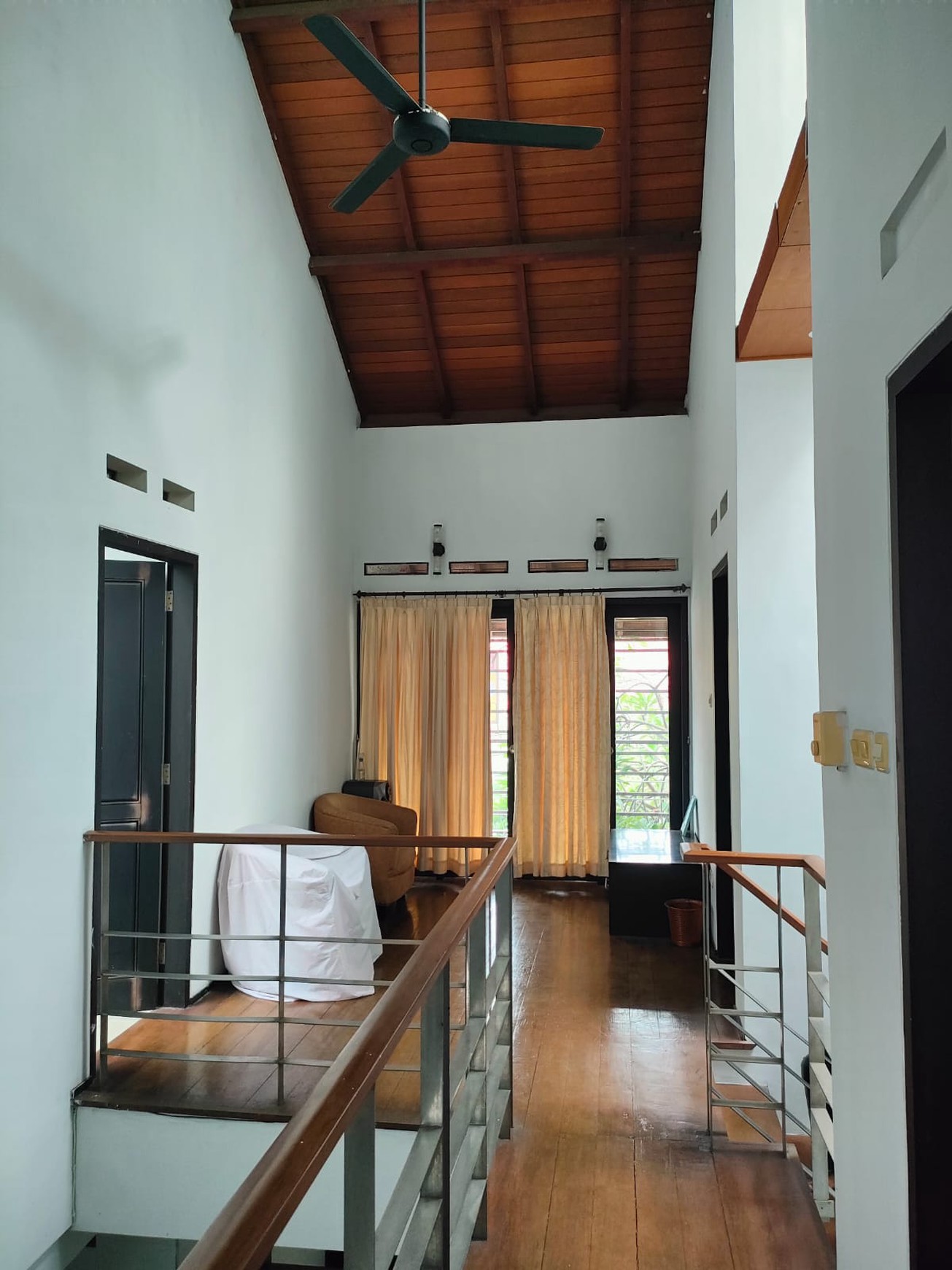DIJUAL RUMAH MODERN FULL AC 2 LANTAI DI SURABAYA TIMUR !