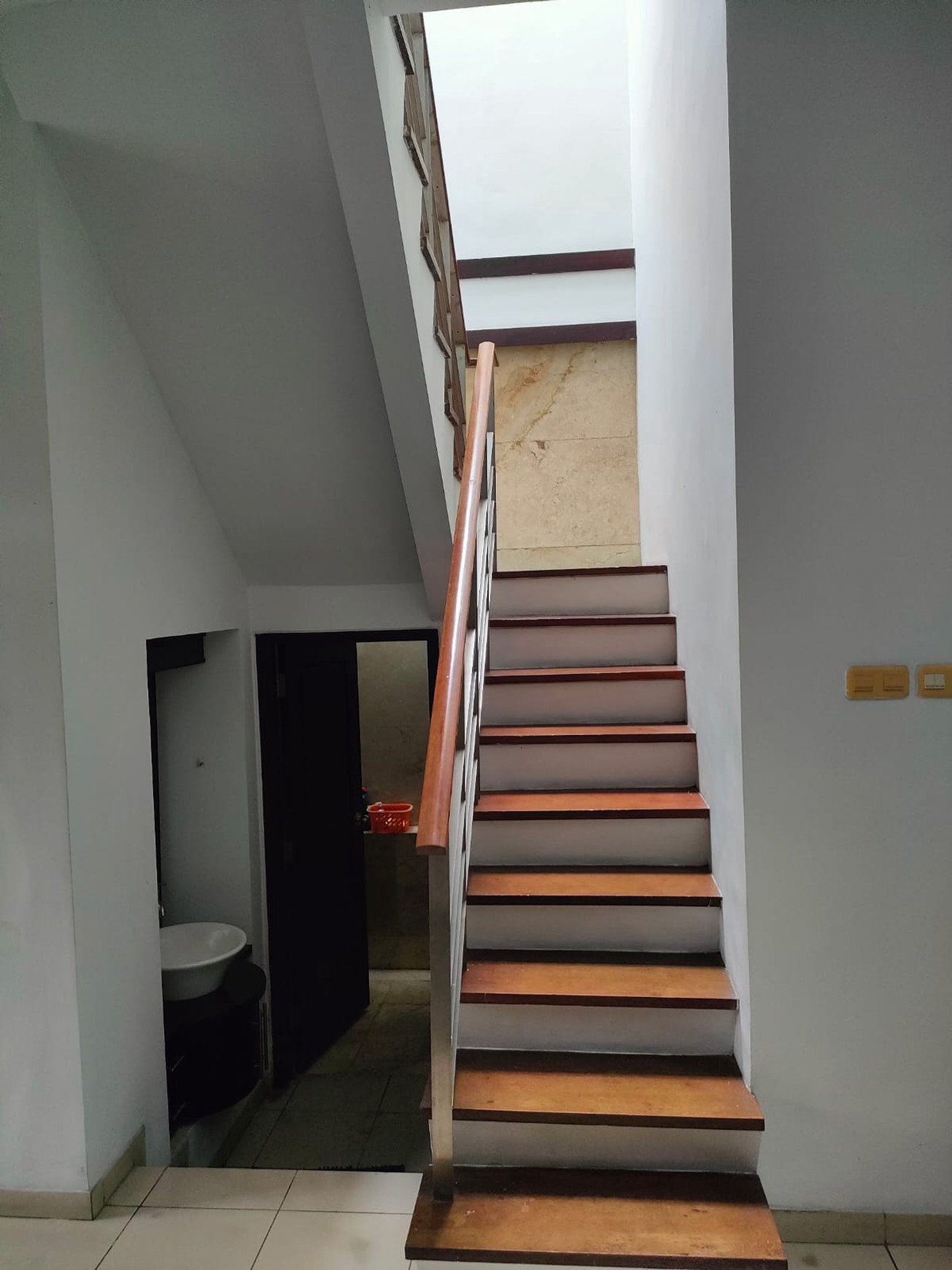 DIJUAL RUMAH MODERN FULL AC 2 LANTAI DI SURABAYA TIMUR !