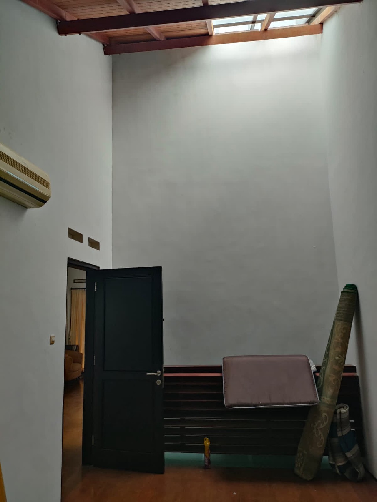 DIJUAL RUMAH MODERN FULL AC 2 LANTAI DI SURABAYA TIMUR !