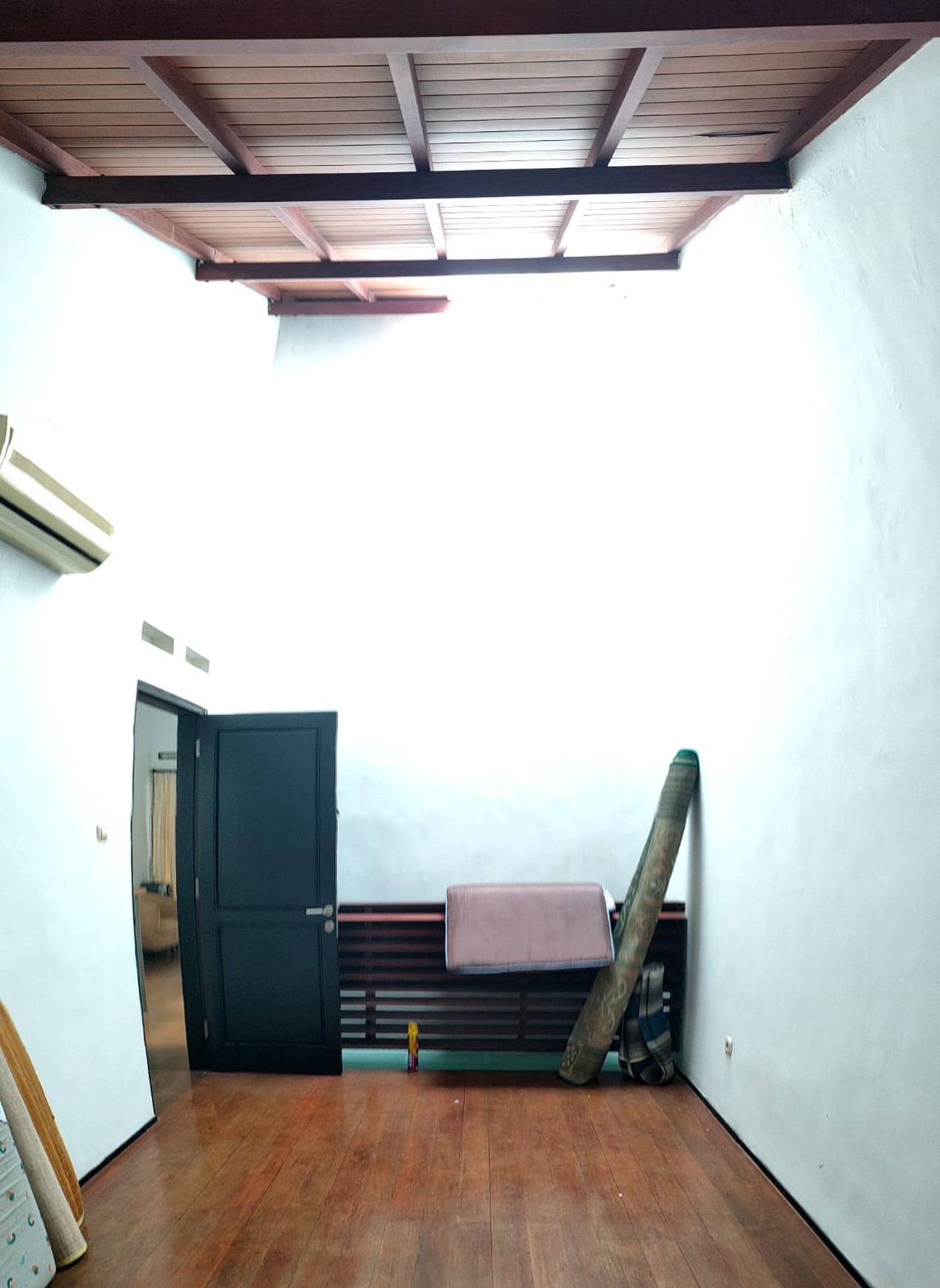 DIJUAL RUMAH MODERN FULL AC 2 LANTAI DI SURABAYA TIMUR !