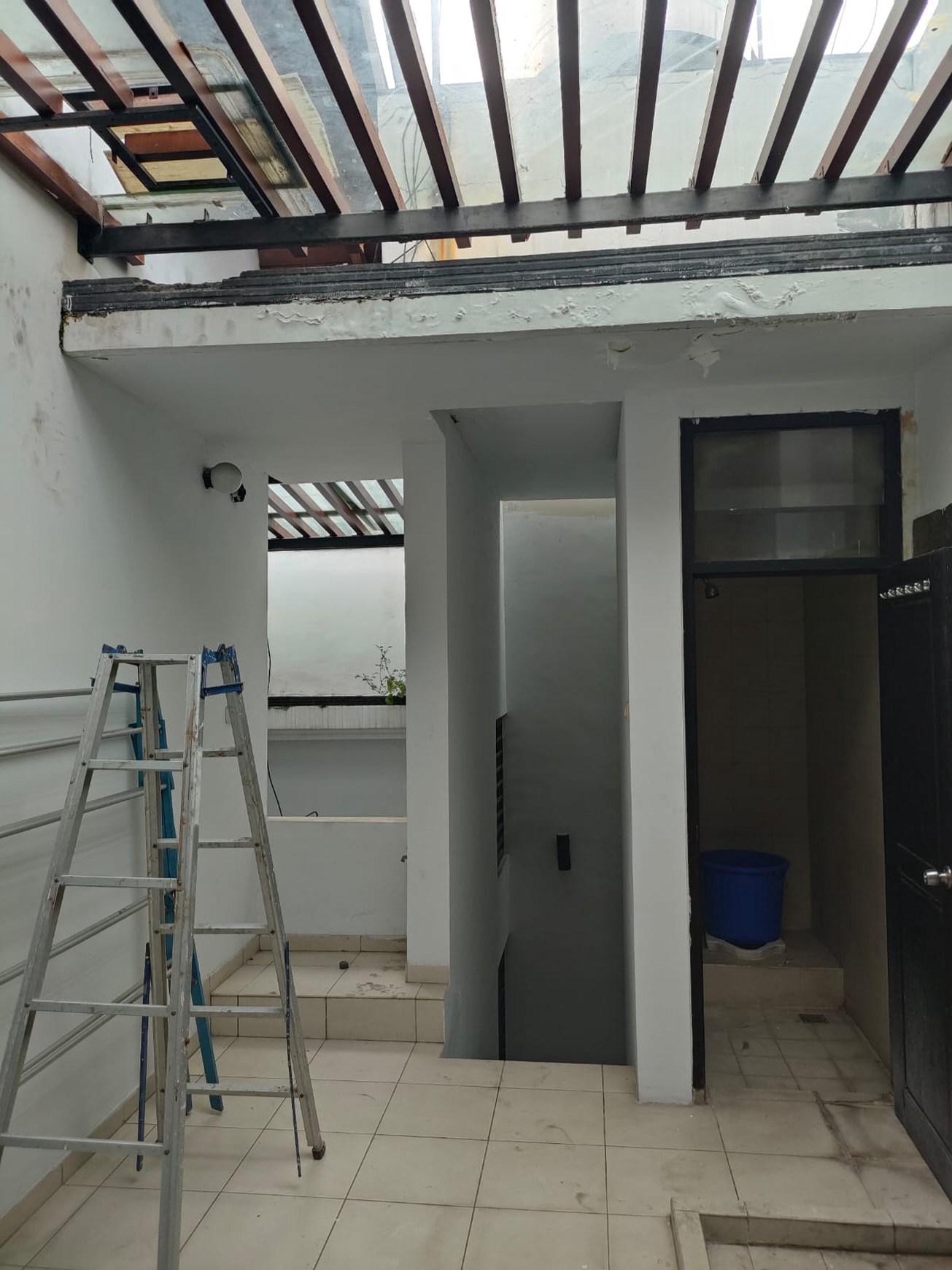 DIJUAL RUMAH MODERN FULL AC 2 LANTAI DI SURABAYA TIMUR !