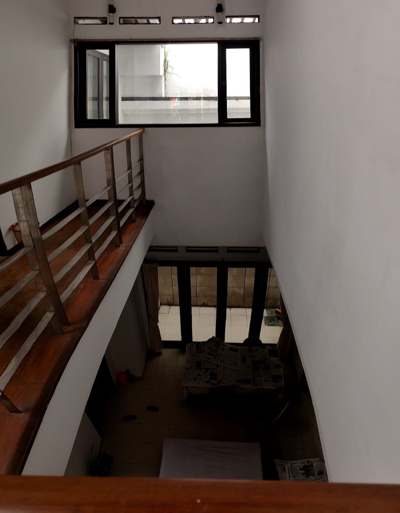 DIJUAL RUMAH MODERN FULL AC 2 LANTAI DI SURABAYA TIMUR !