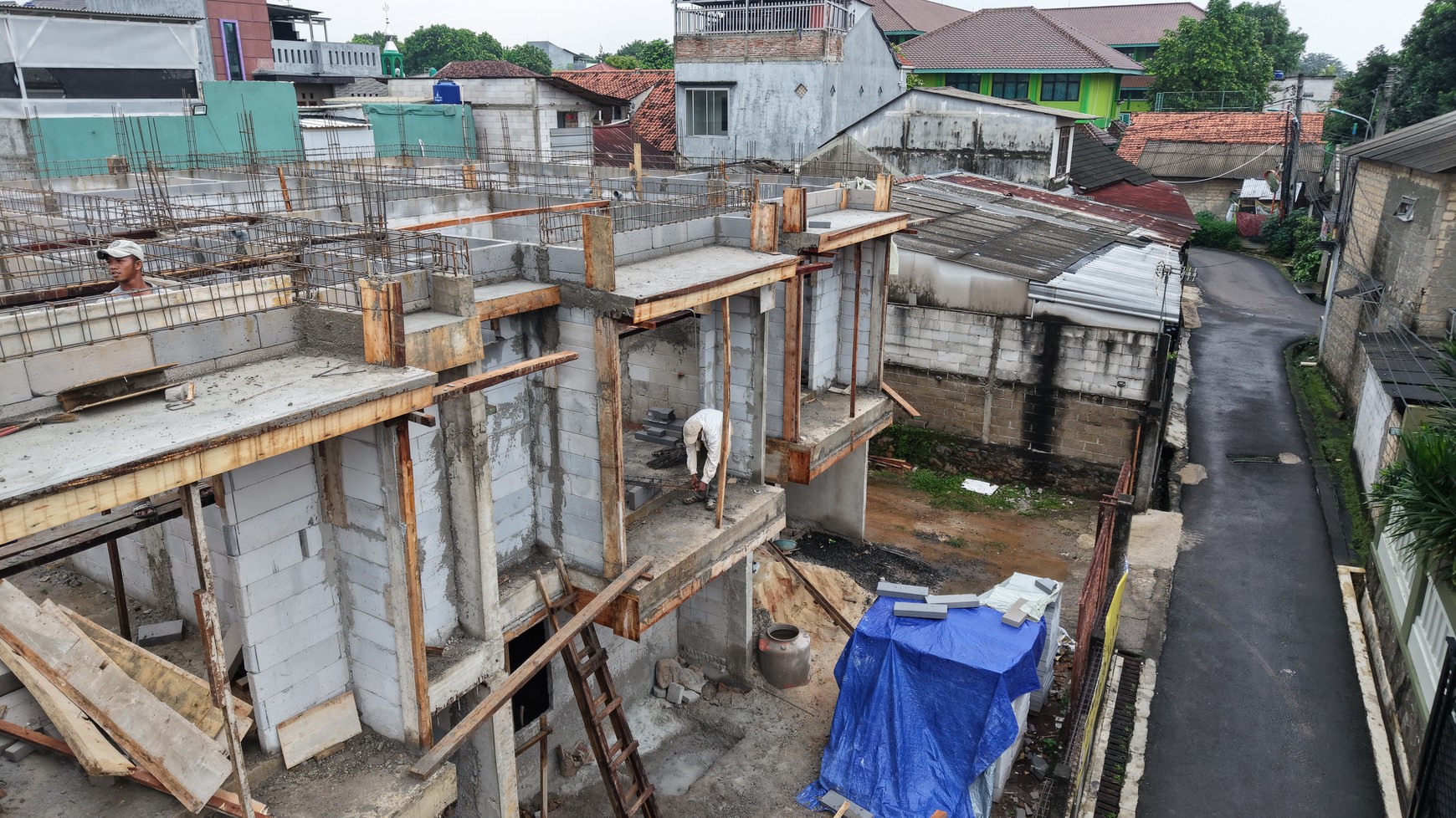 Rumah 2 Lantai Harga Terjangkau di Pondok Rangon - Luas, Modern & Ada Carport!